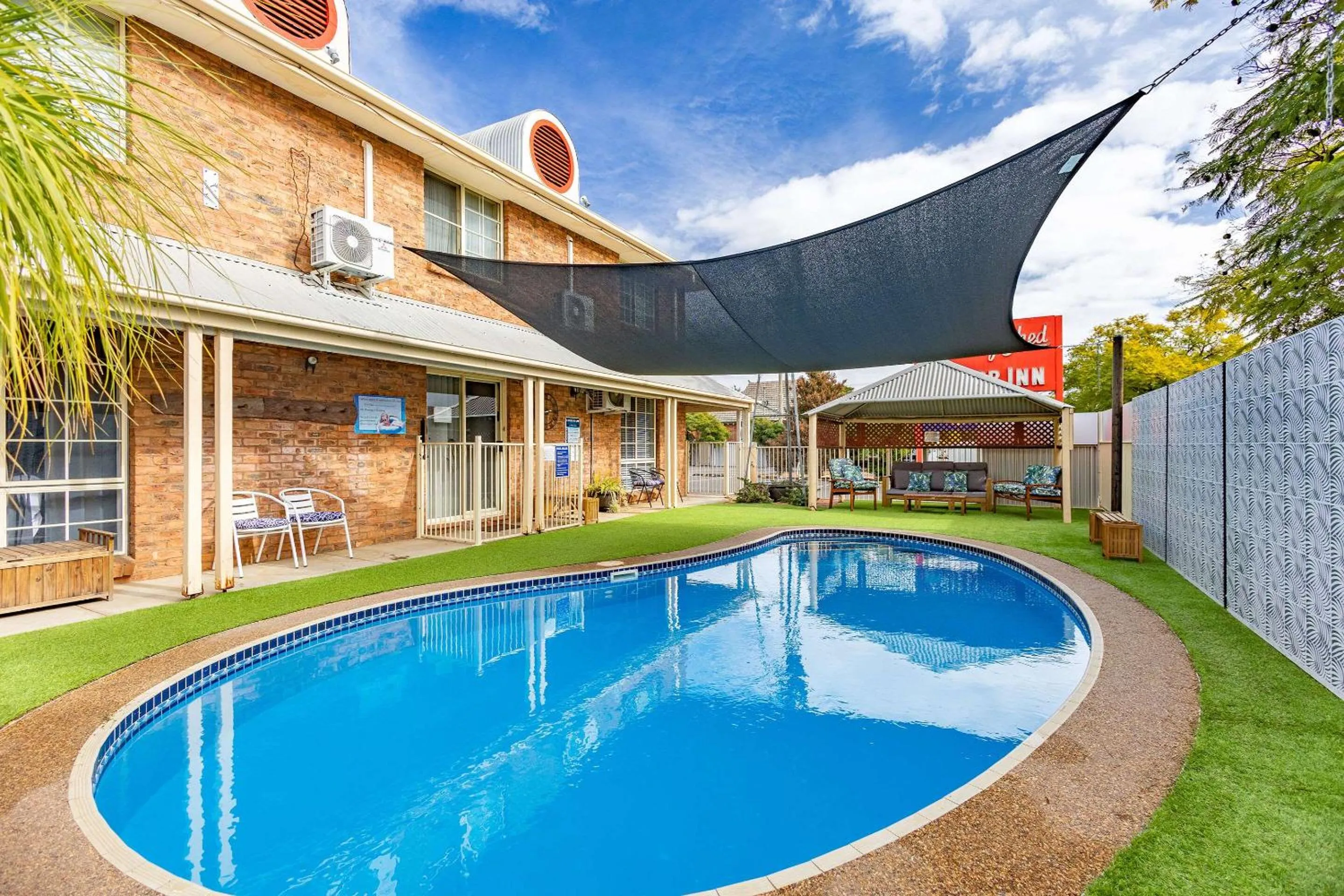 Swimming pool in Shearing Shed Motor Inn