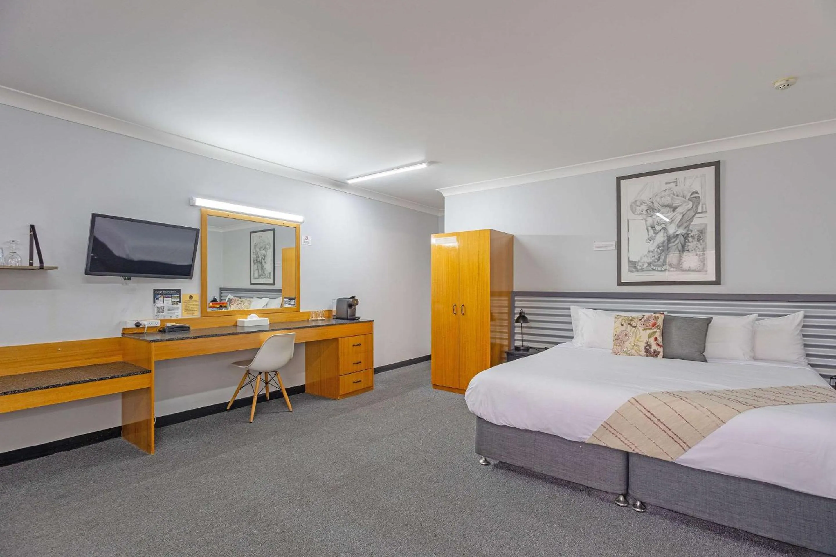 Bedroom, Bed in Shearing Shed Motor Inn