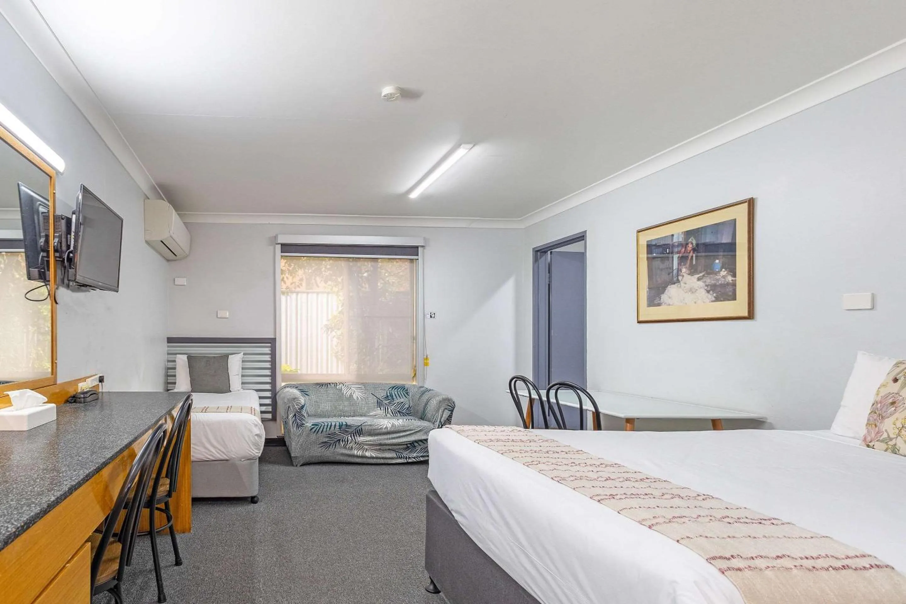 Bedroom, Bed in Shearing Shed Motor Inn