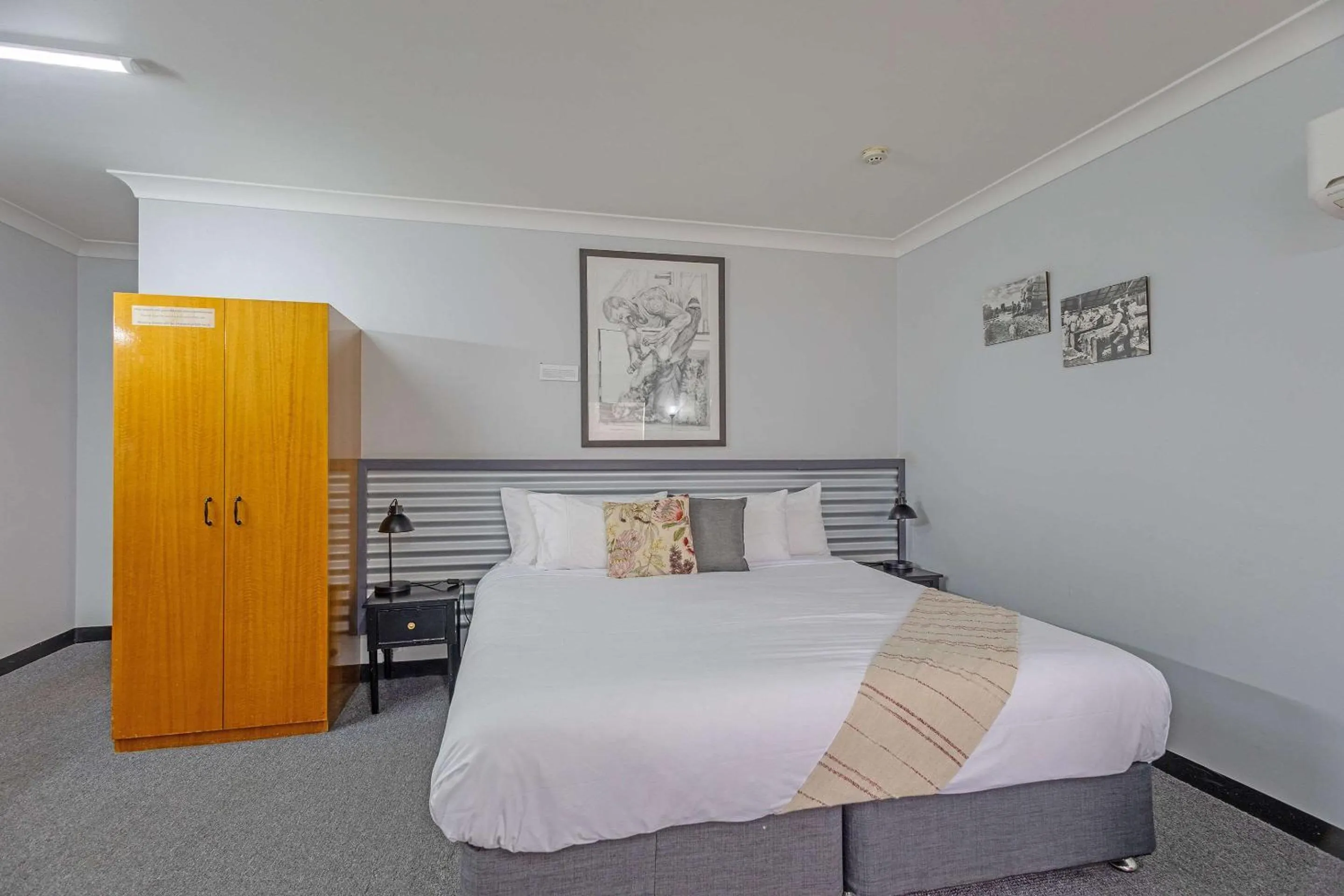 Bedroom, Bed in Shearing Shed Motor Inn