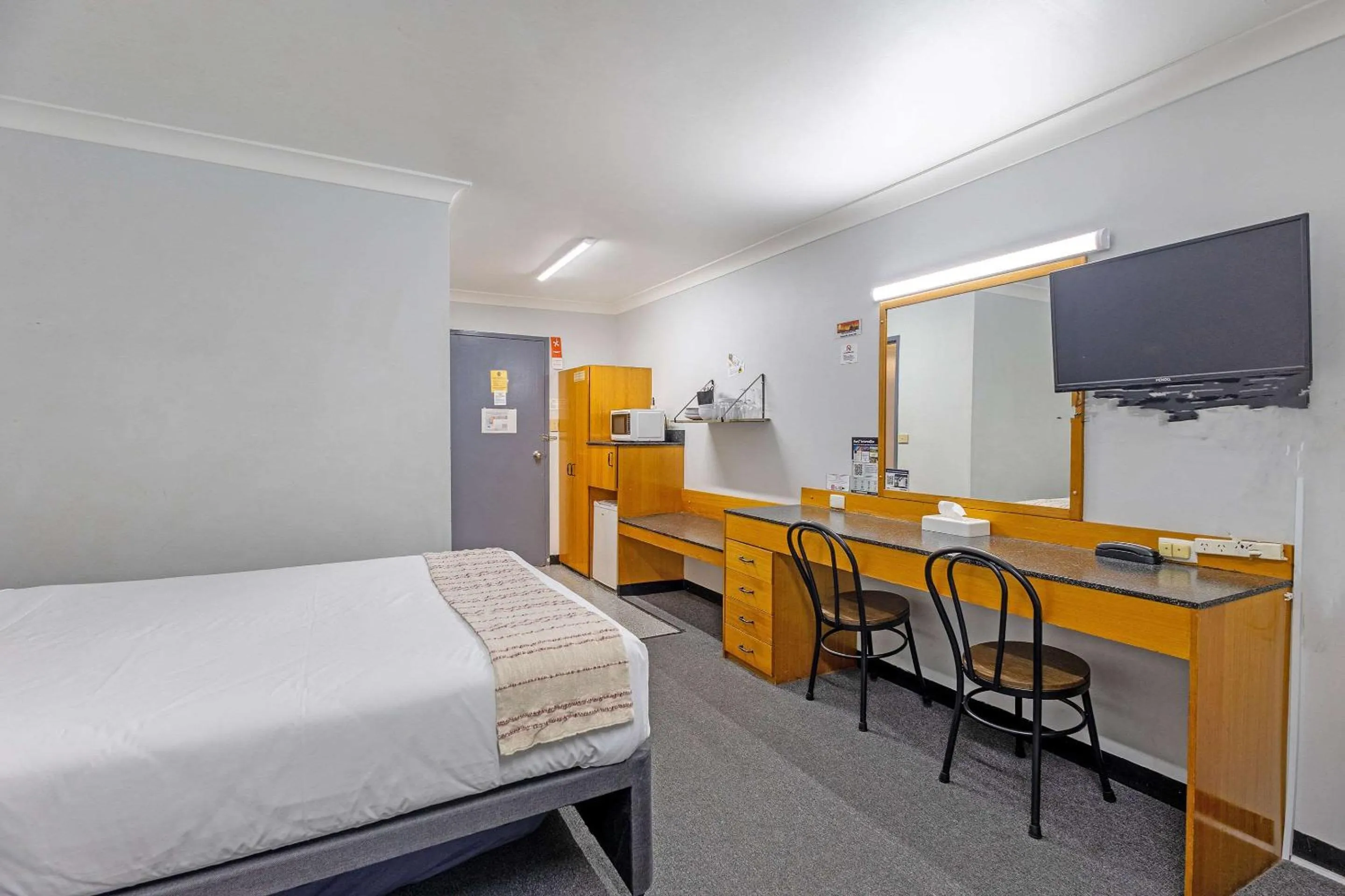 Bedroom, Bed in Shearing Shed Motor Inn