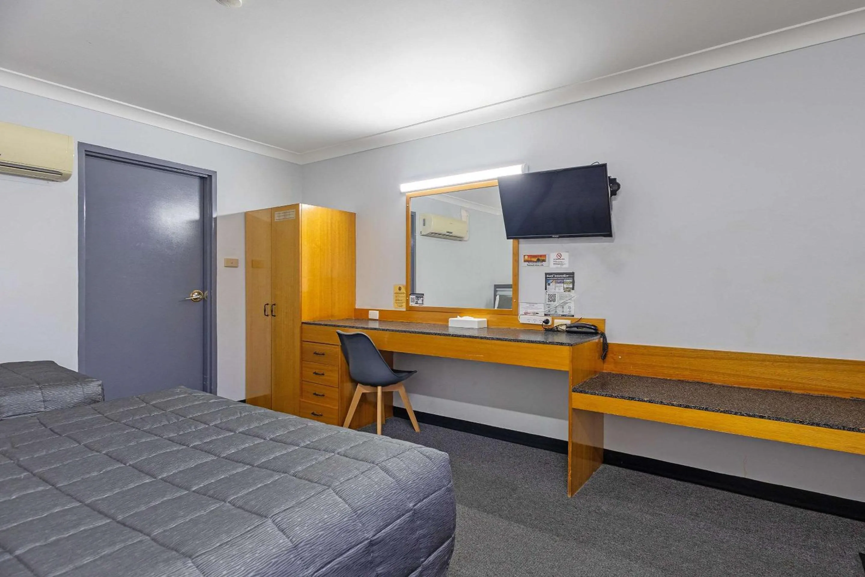 Bedroom, Bed in Shearing Shed Motor Inn