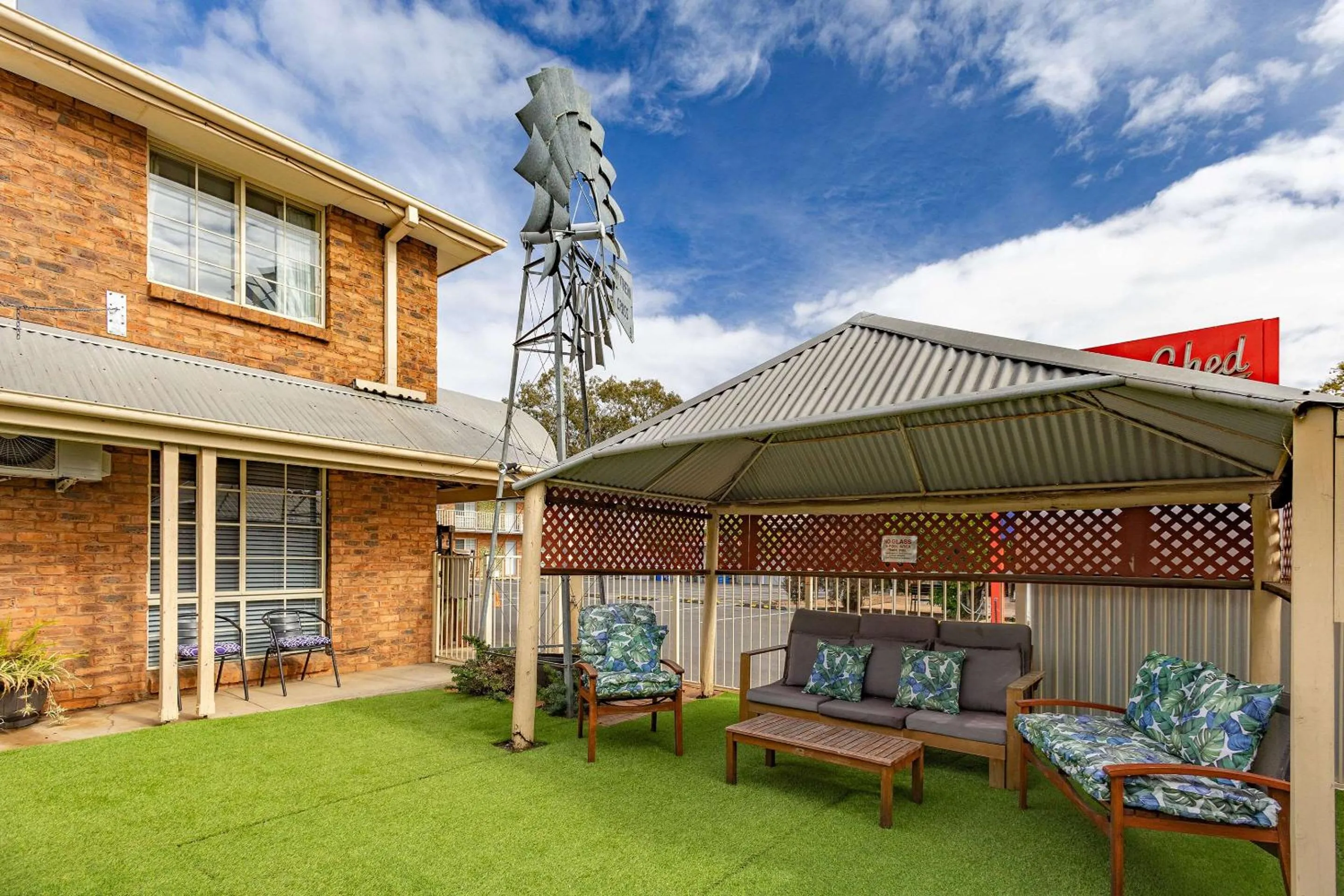Swimming pool in Shearing Shed Motor Inn