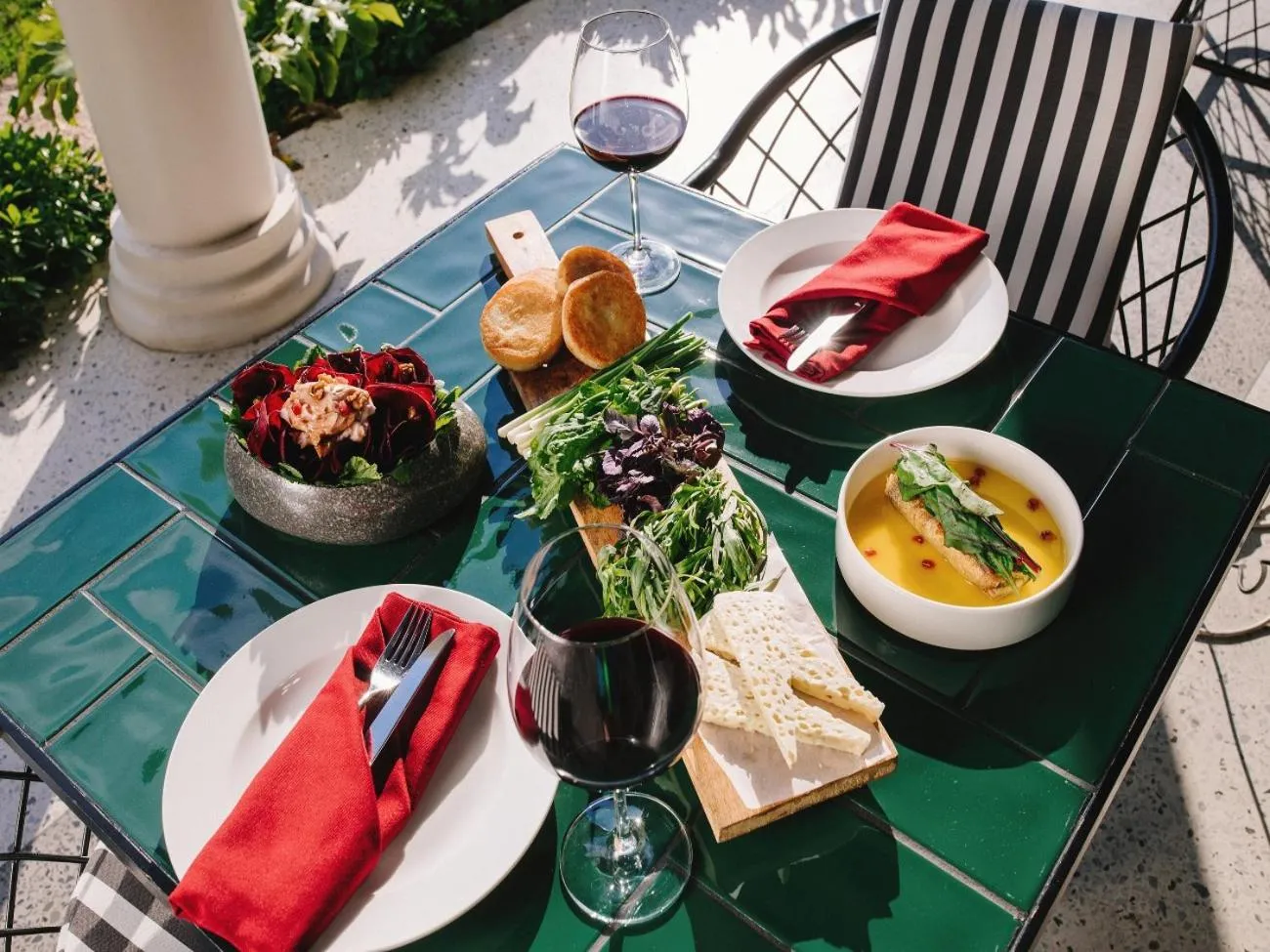 Restaurant/places to eat in Esquisse Design Hotel