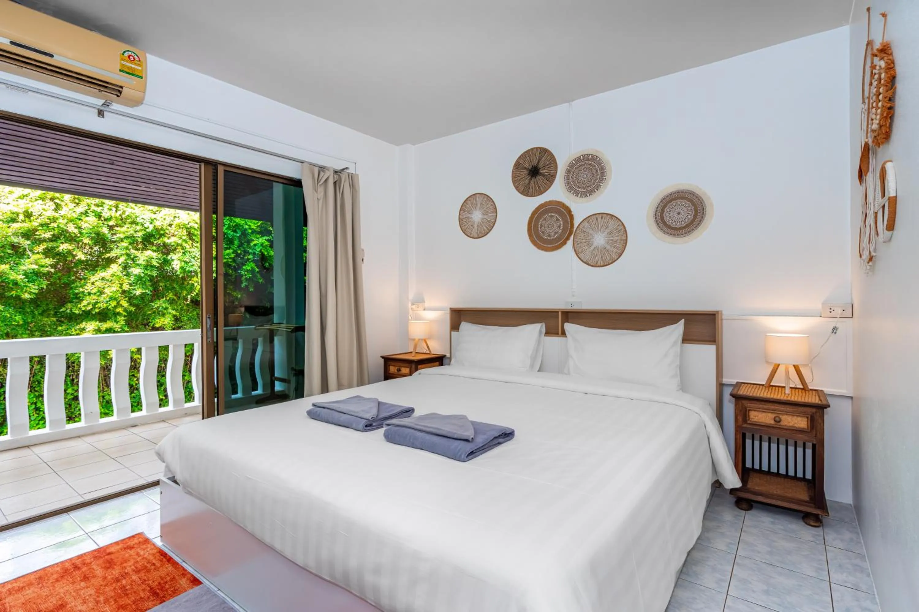 Bed in Kata Hill Sea View Hotel