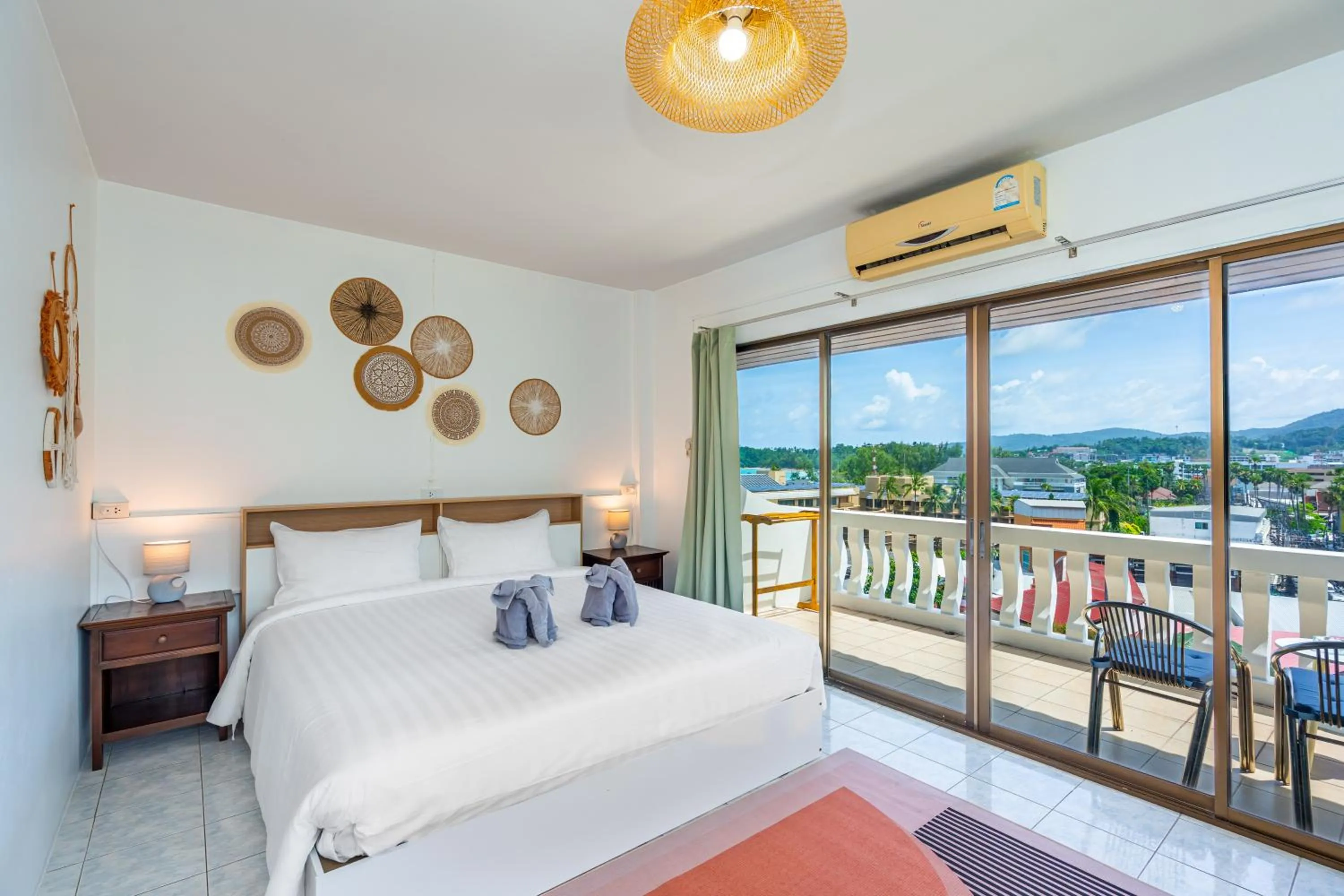 Bed in Kata Hill Sea View Hotel