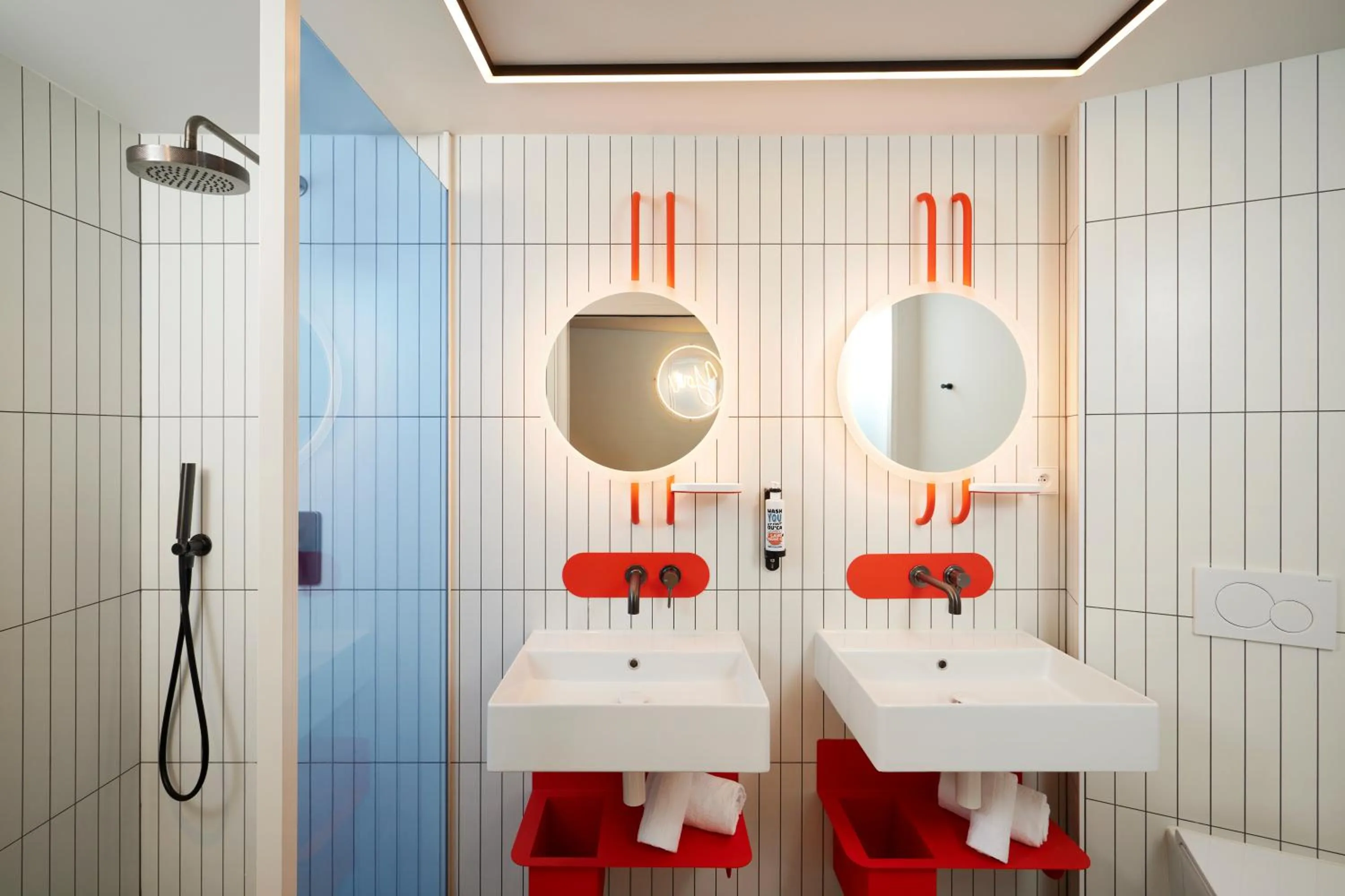 Shower in You Hotel Deauville - Handwritten Collection