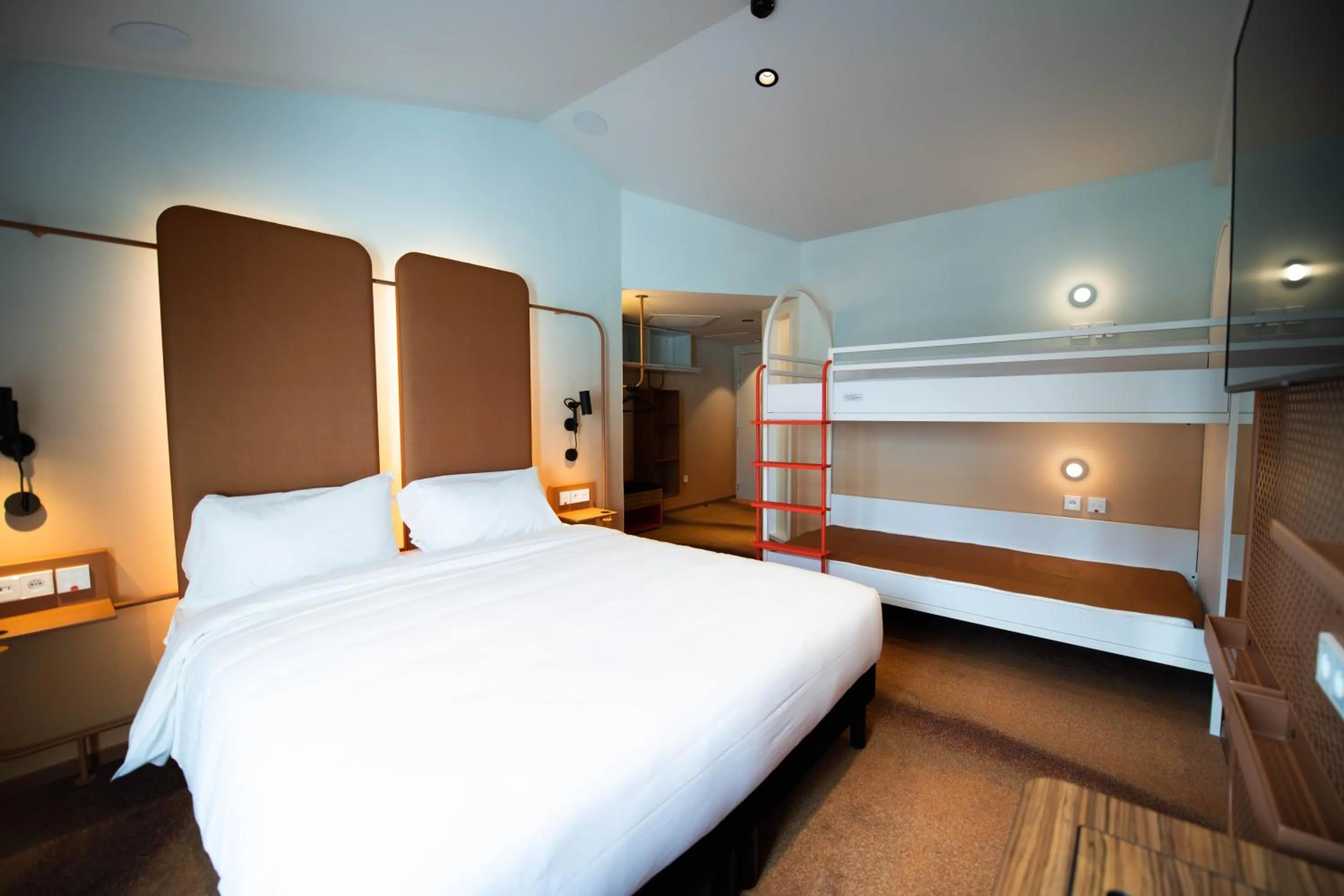 Photo of the whole room, Bed in You Hotel Deauville - Handwritten Collection