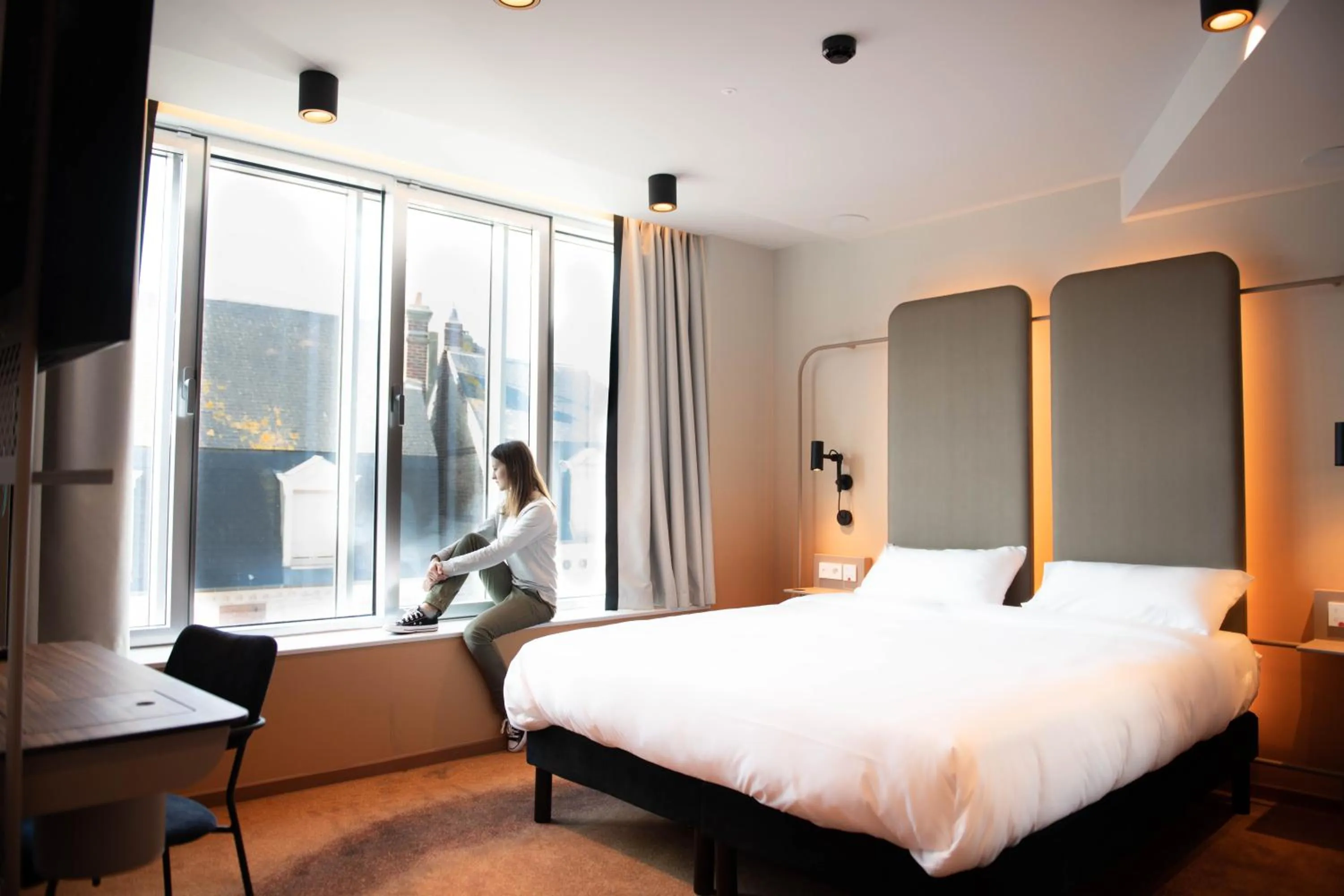 Photo of the whole room, Bed in You Hotel Deauville - Handwritten Collection