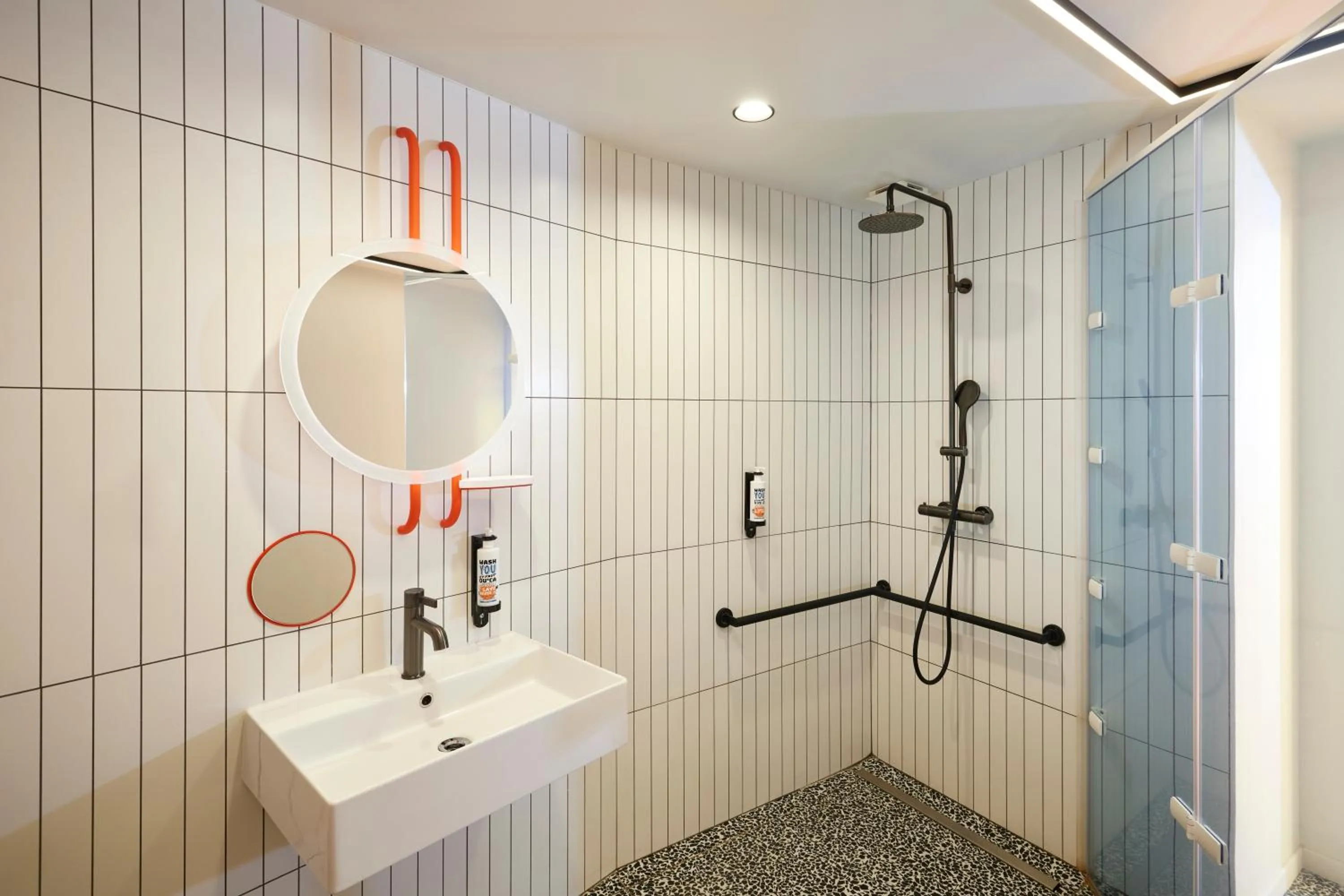 Shower in You Hotel Deauville - Handwritten Collection