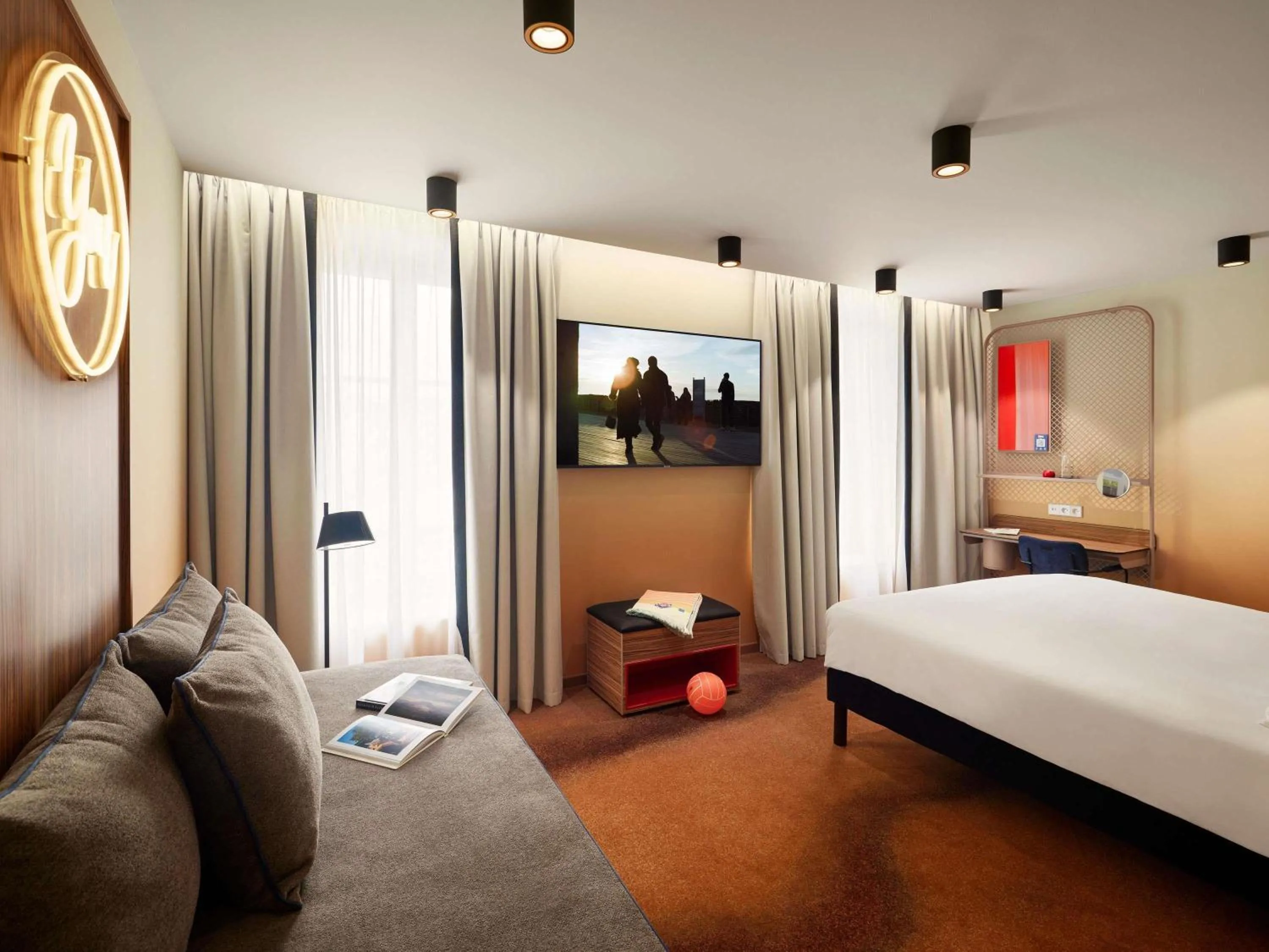 Bedroom, Bed in You Hotel Deauville - Handwritten Collection