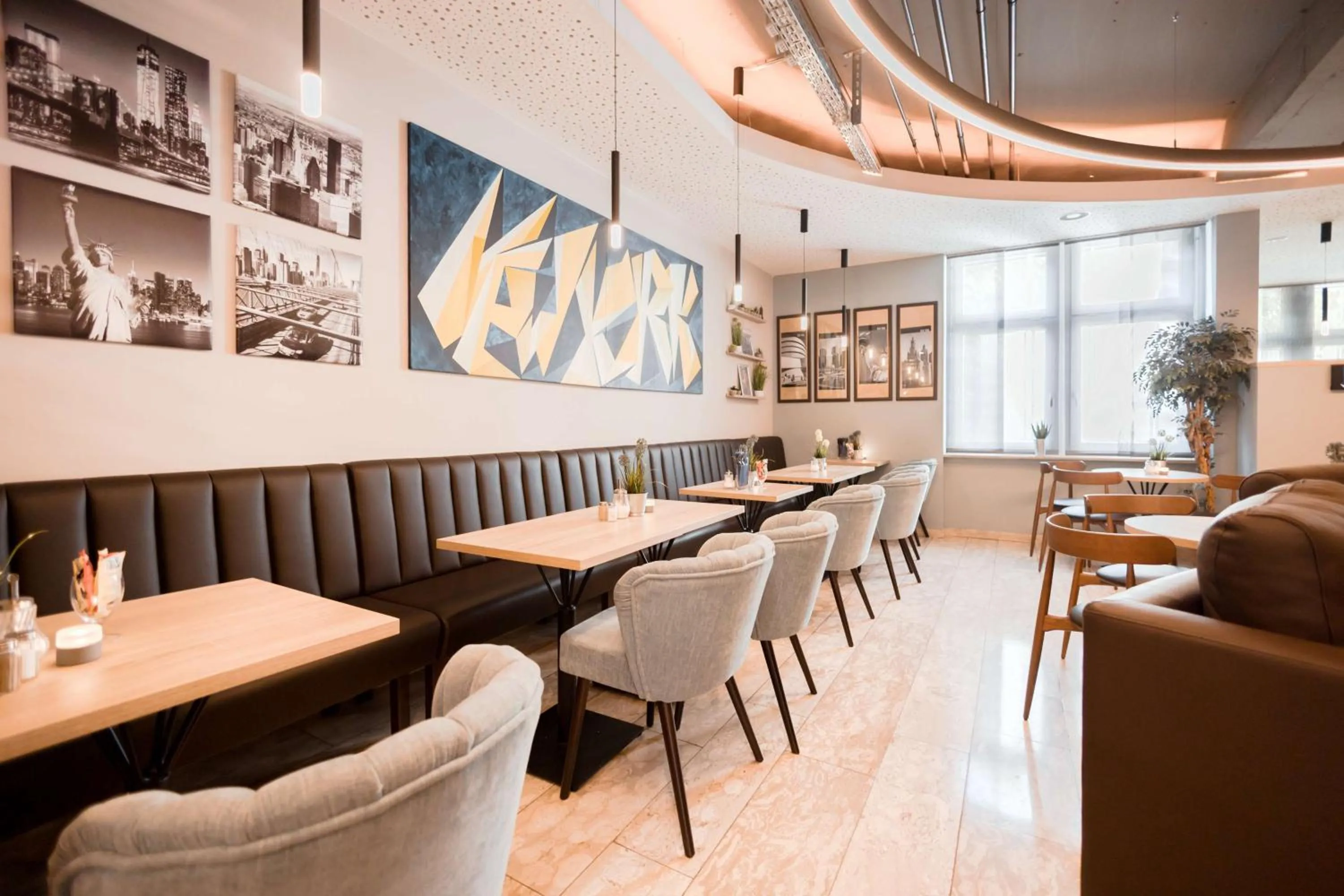 Restaurant/places to eat in Best Western Hotel Ambassador