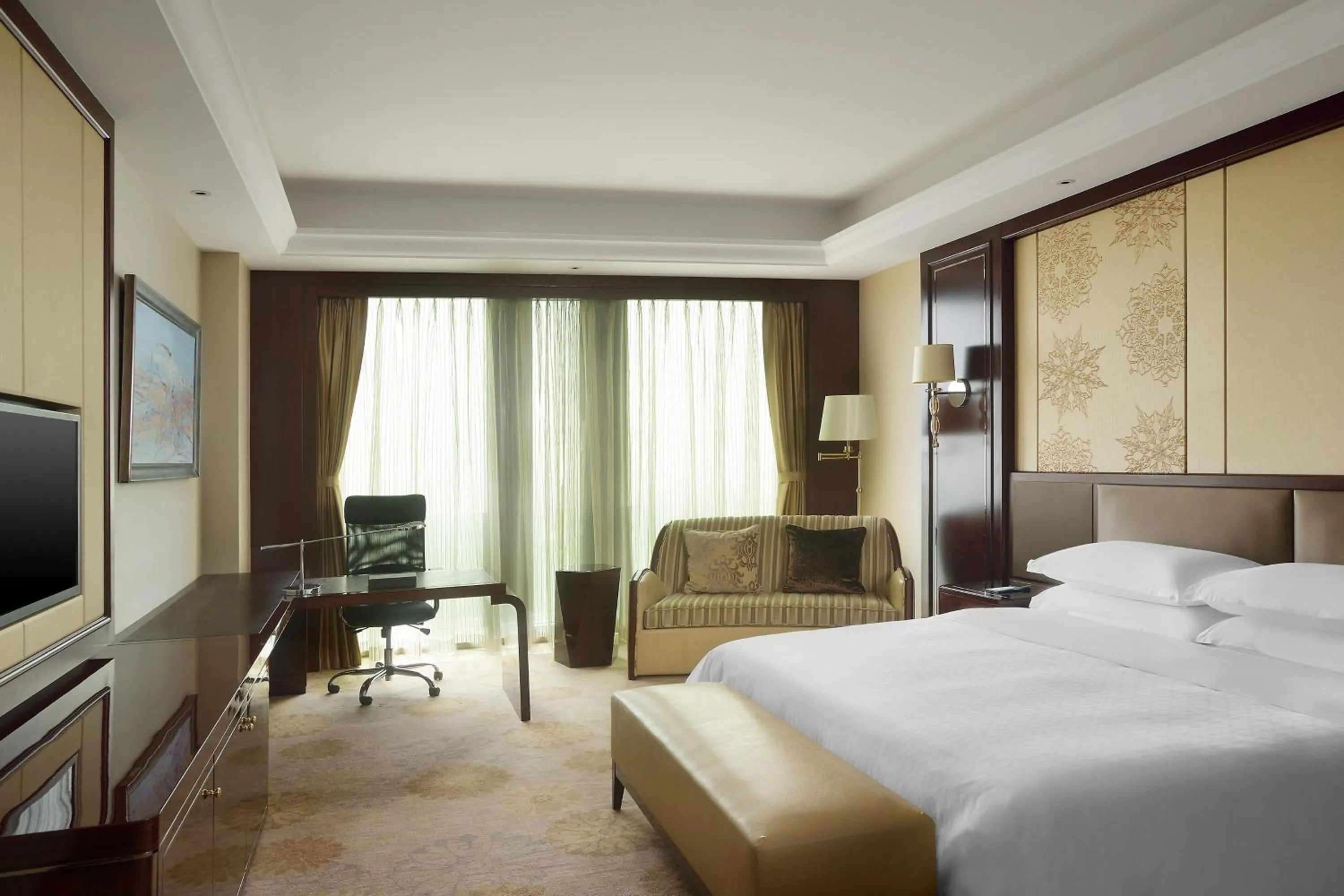 Photo of the whole room, Bed in Sheraton Shenyang South City Hotel