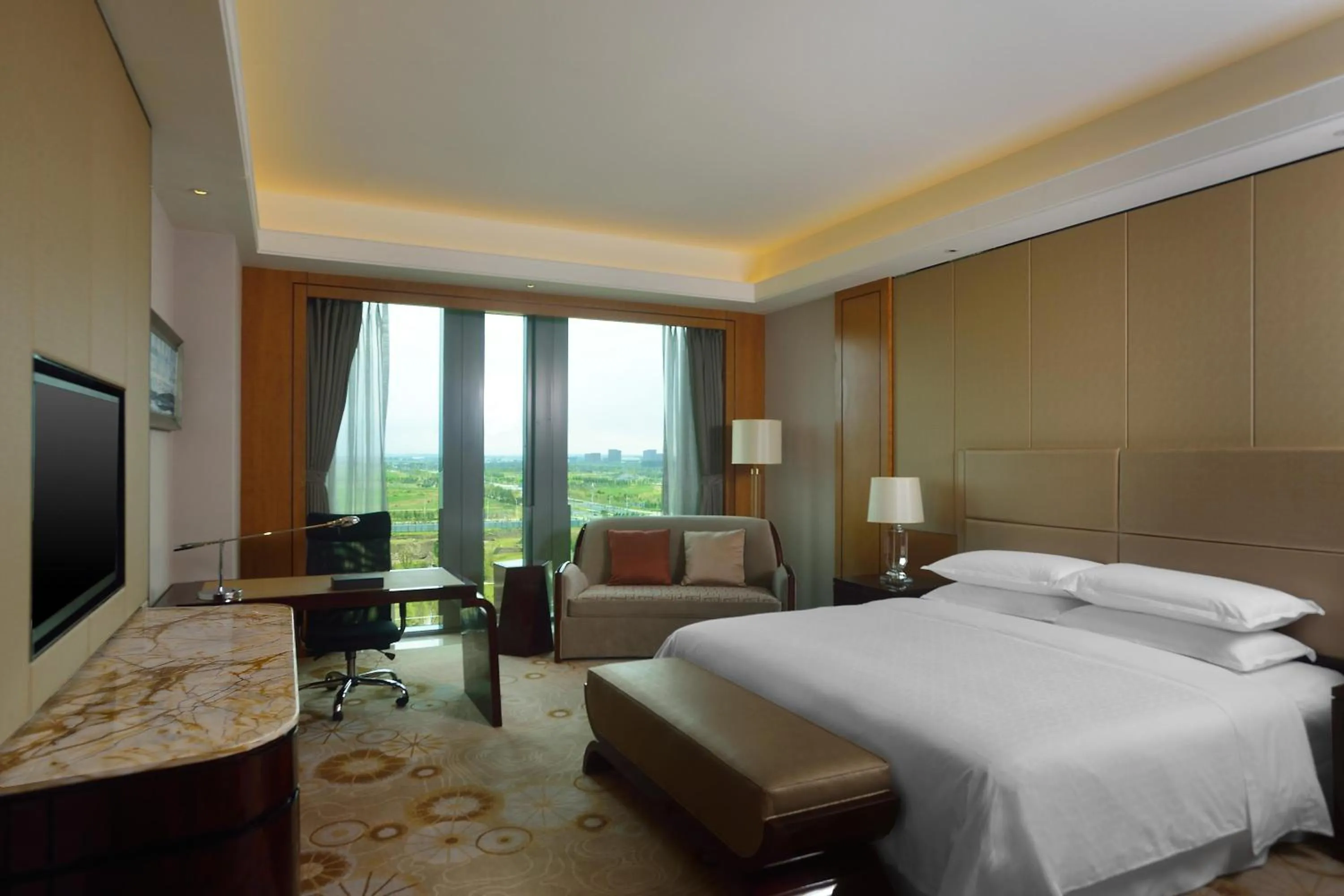 Photo of the whole room, Bed in Sheraton Shenyang South City Hotel