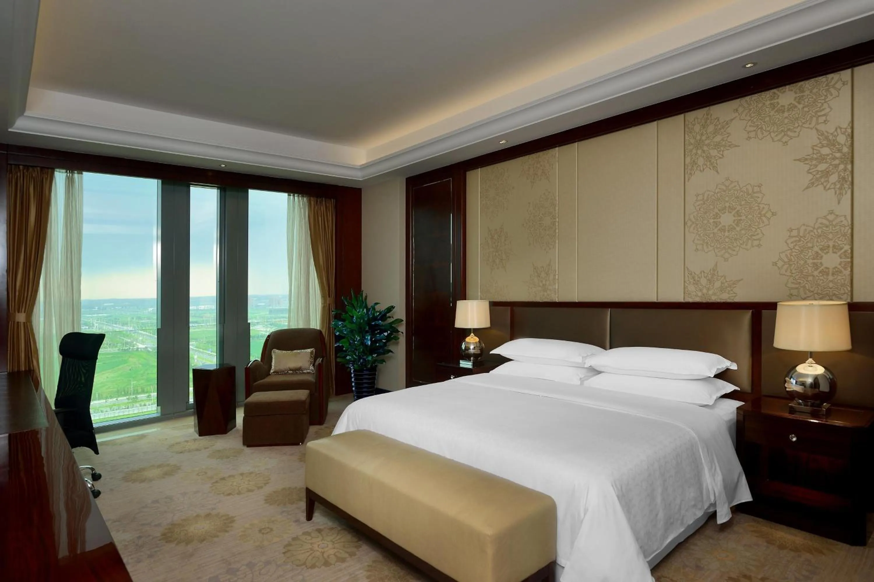 Photo of the whole room, Bed in Sheraton Shenyang South City Hotel