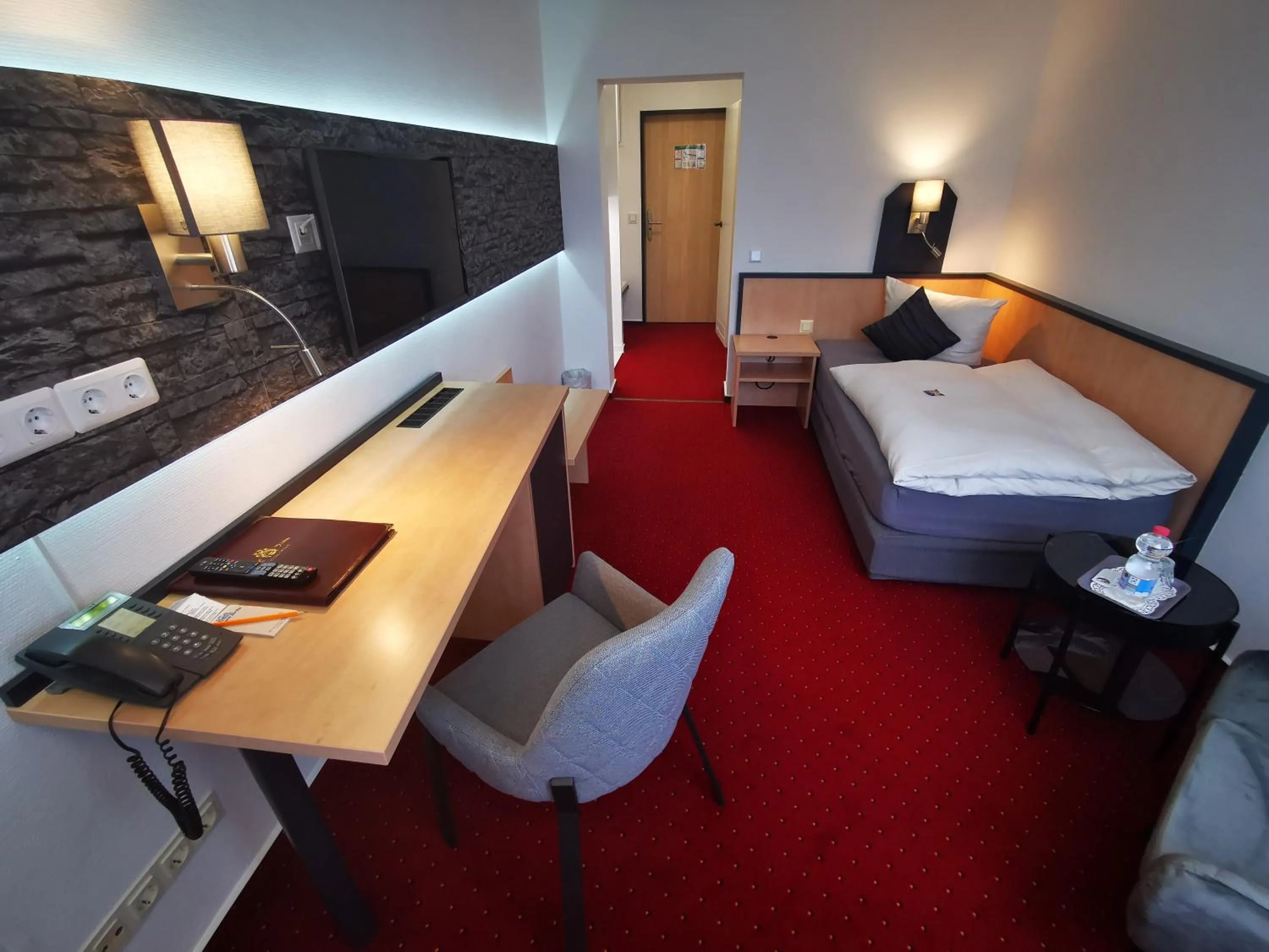 Bathroom, Bed in Hotel Grille