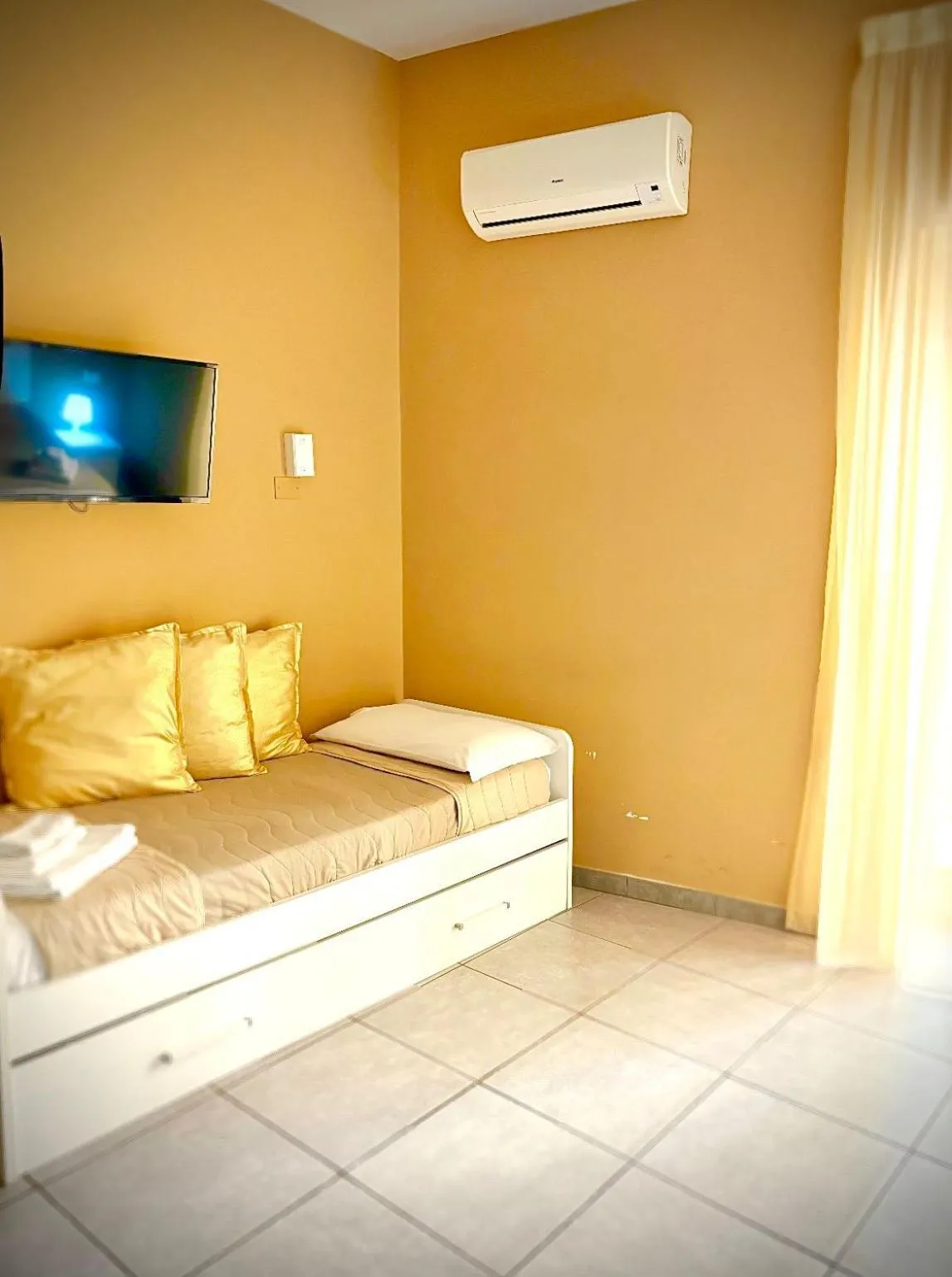 Bedroom, Bed in Rianna House