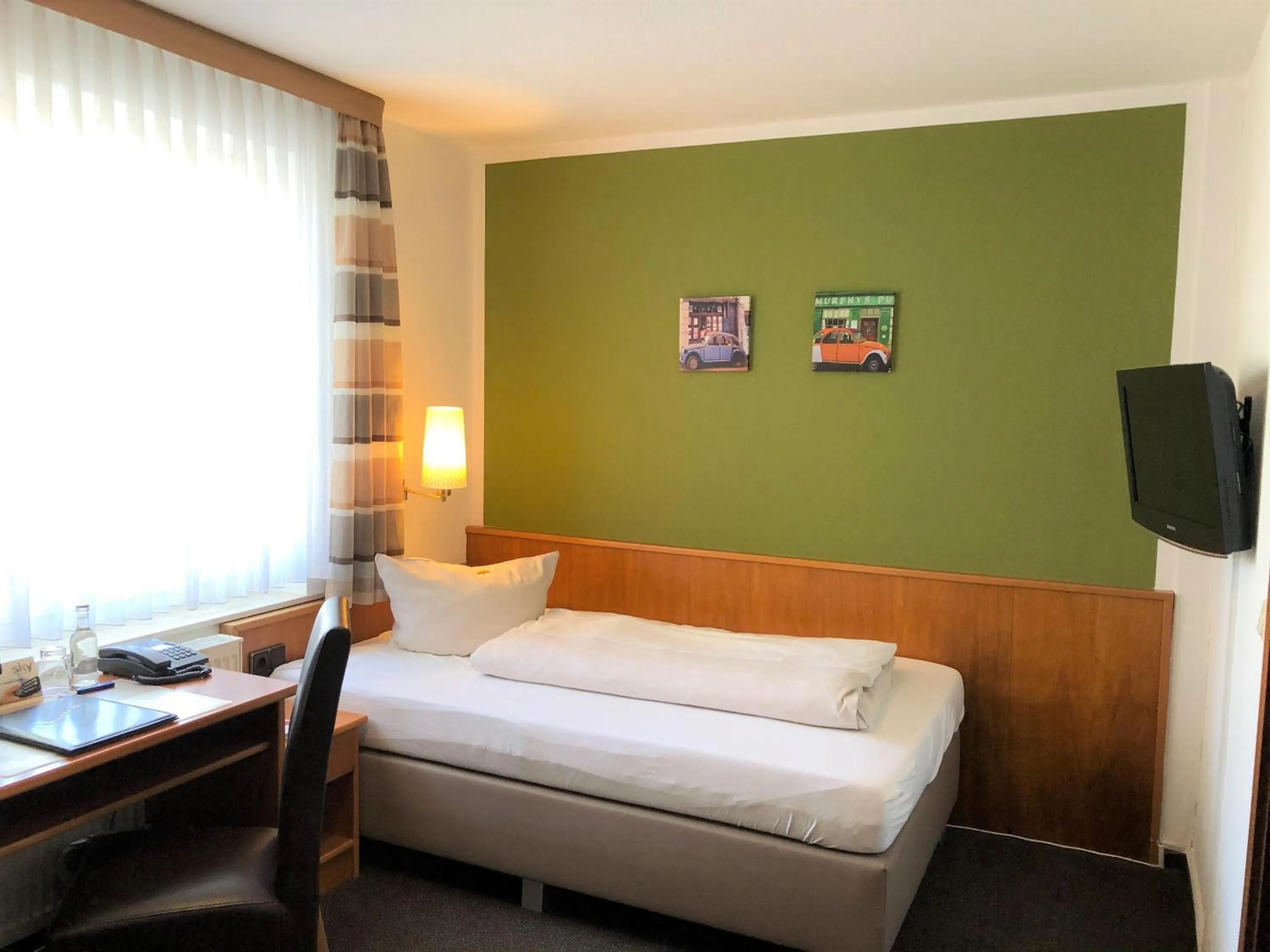 Photo of the whole room, Bed in Hotel Pfennigskrug