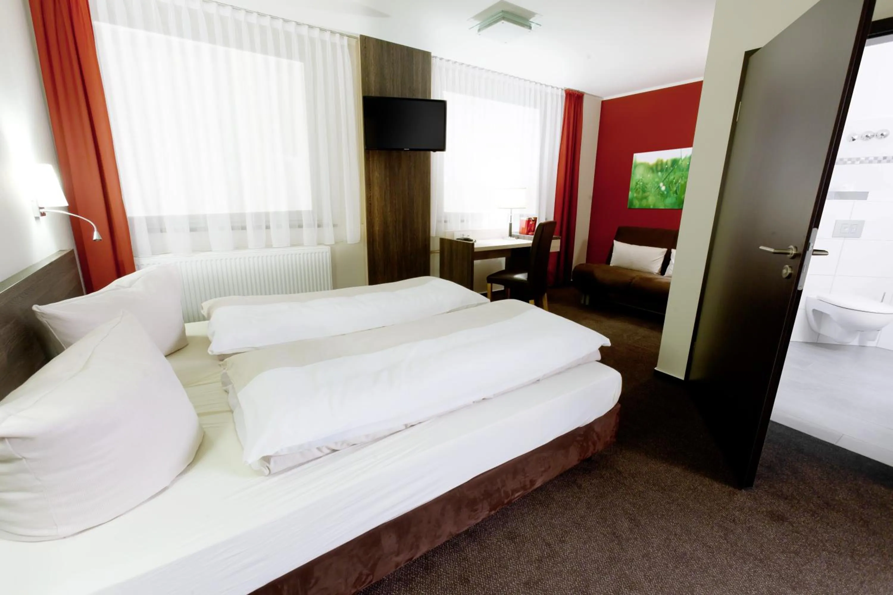 Photo of the whole room, Bed in Hotel Pfennigskrug