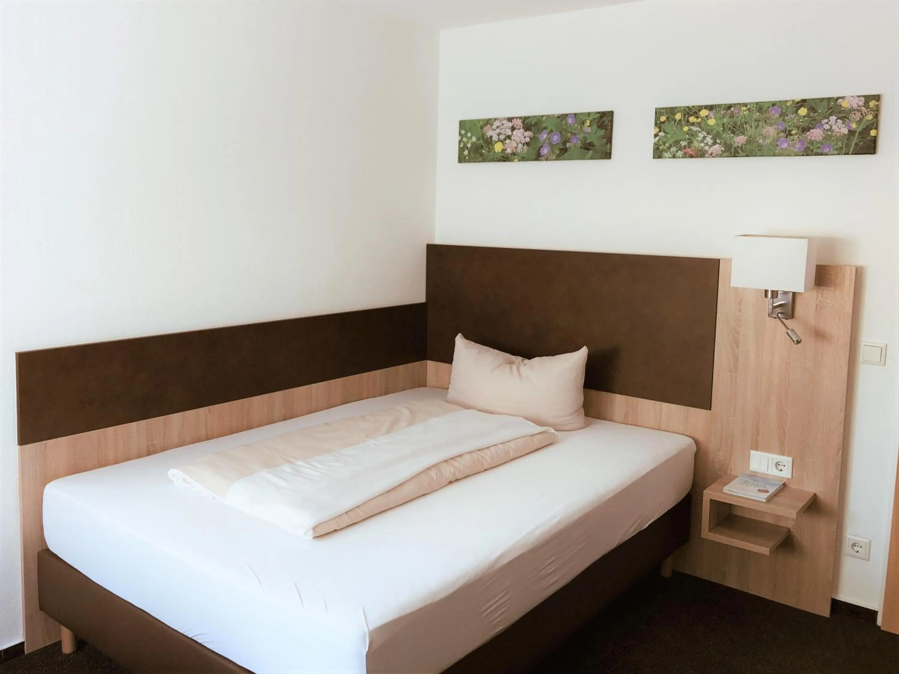 Photo of the whole room, Bed in Hotel Pfennigskrug