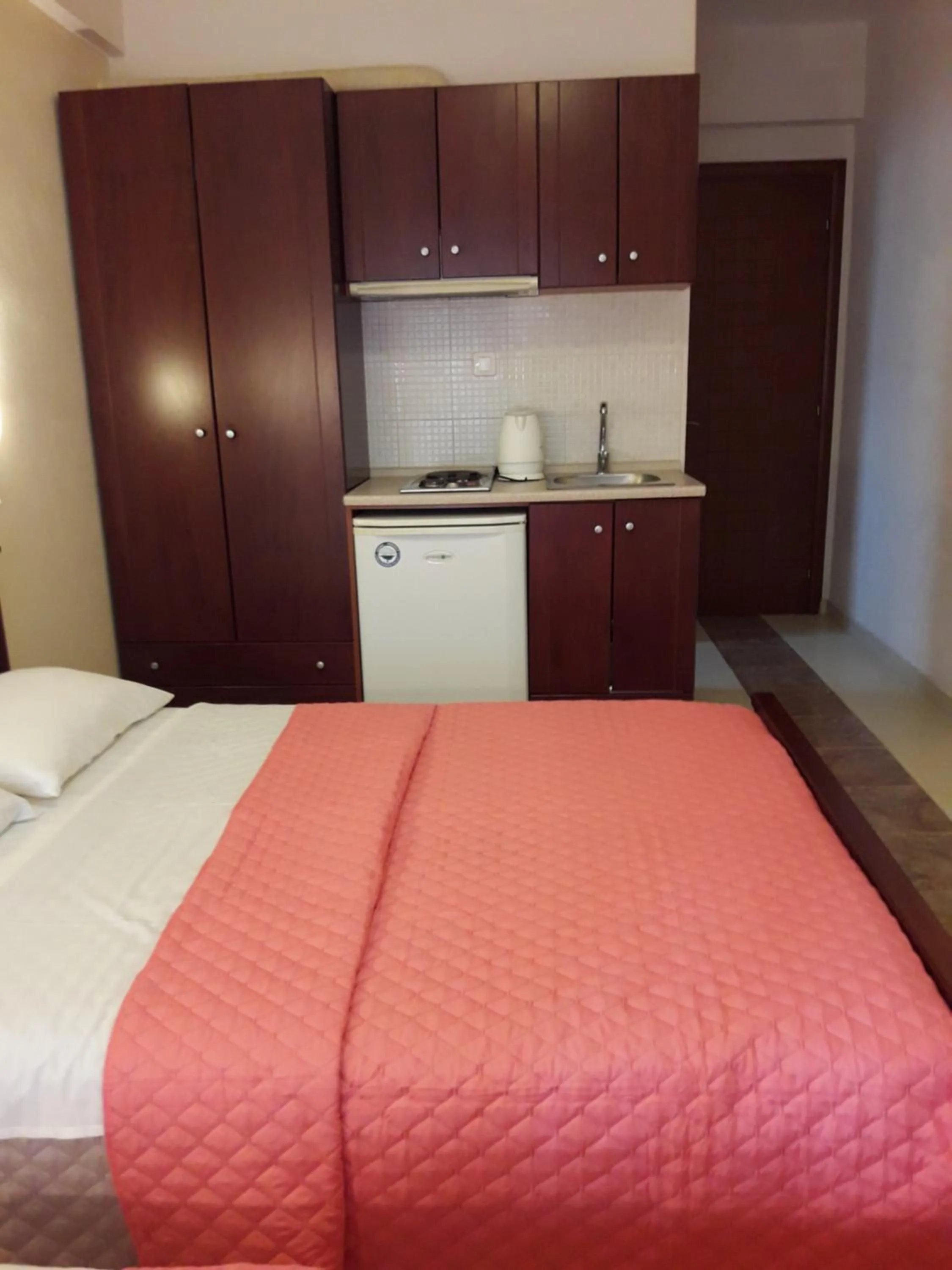 Photo of the whole room, Bed in Olympic Studios Aslanidis