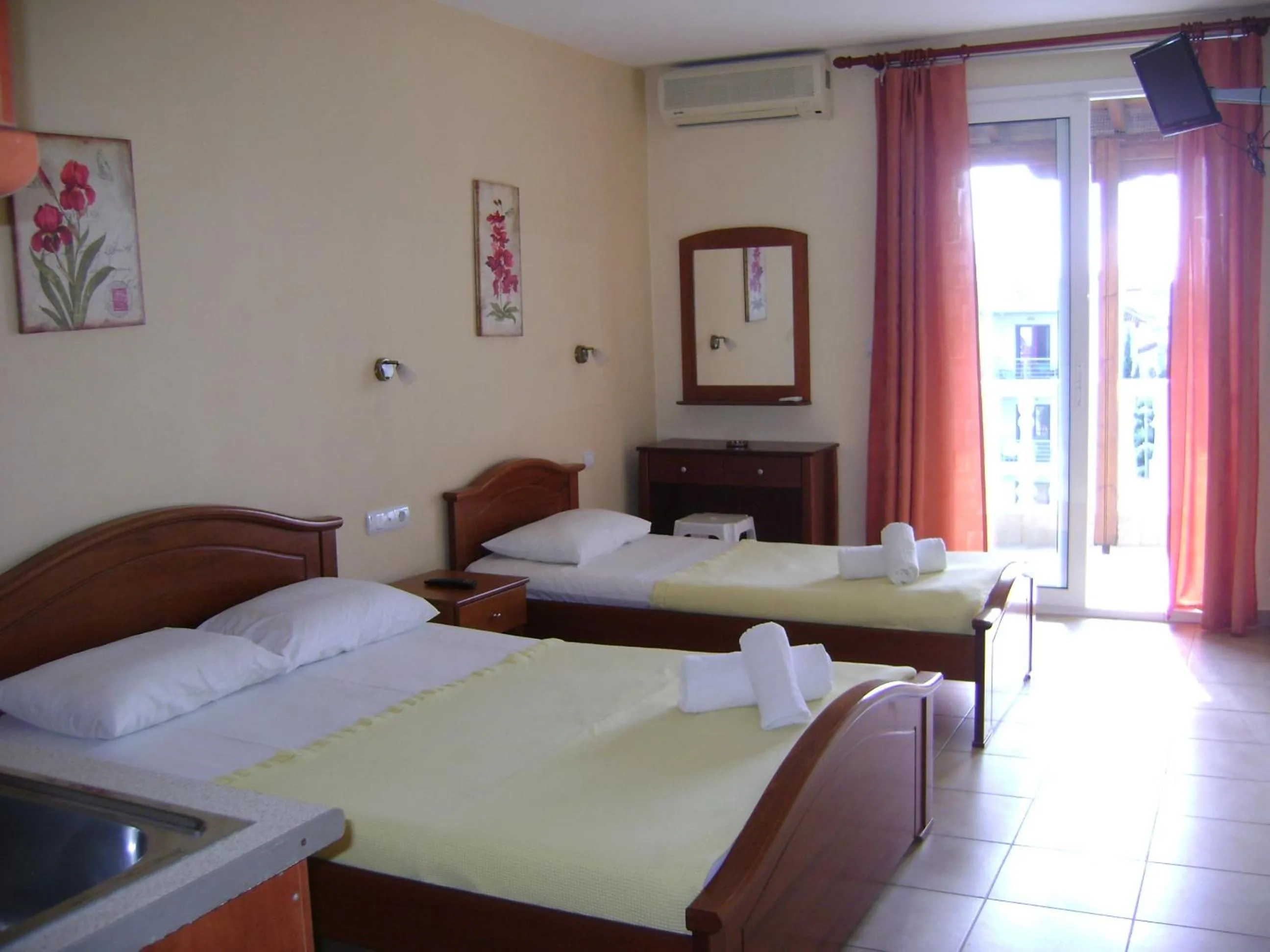 Photo of the whole room, Bed in Olympic Studios Aslanidis
