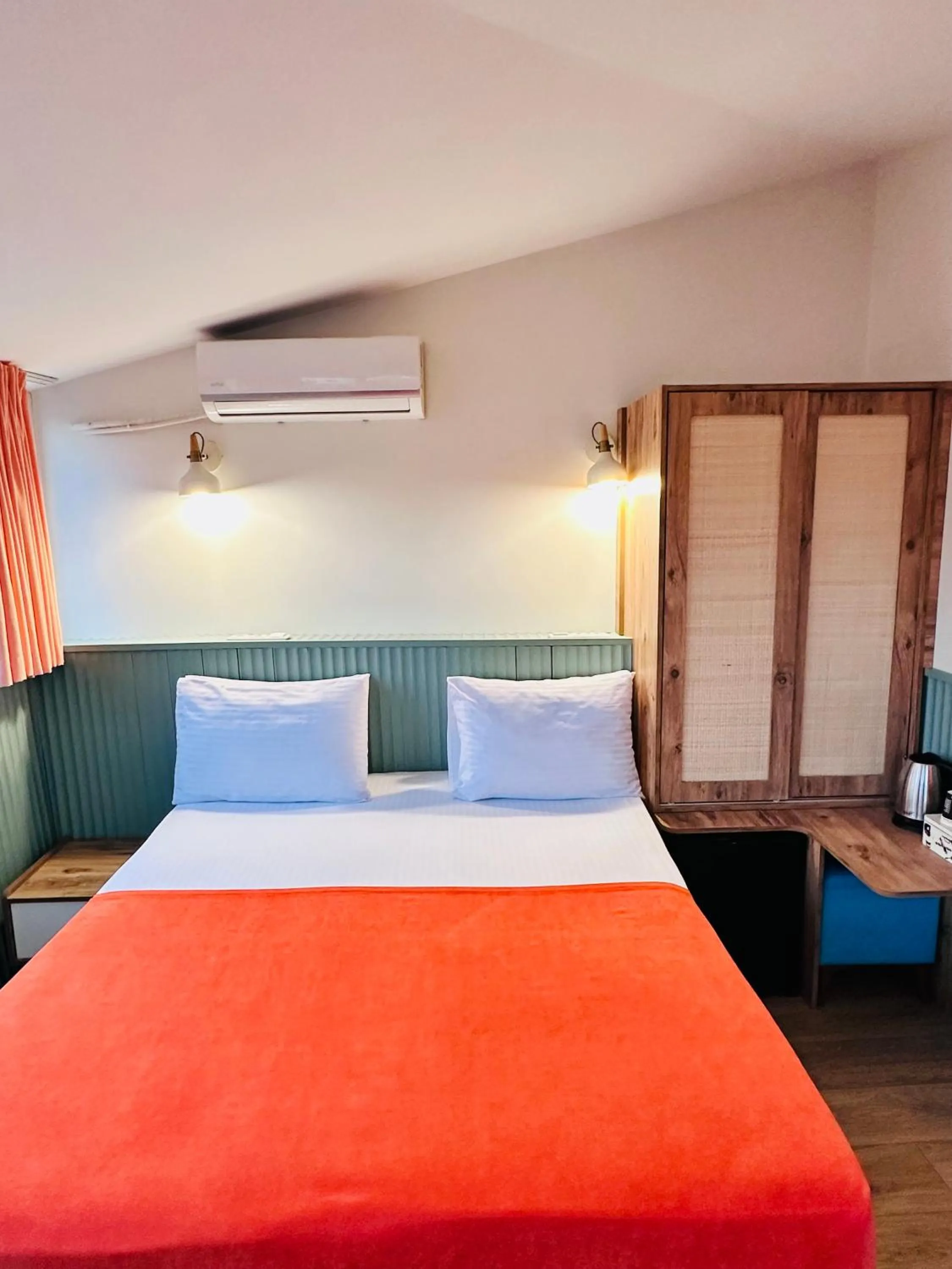 Photo of the whole room, Bed in Casa Rosa Suites