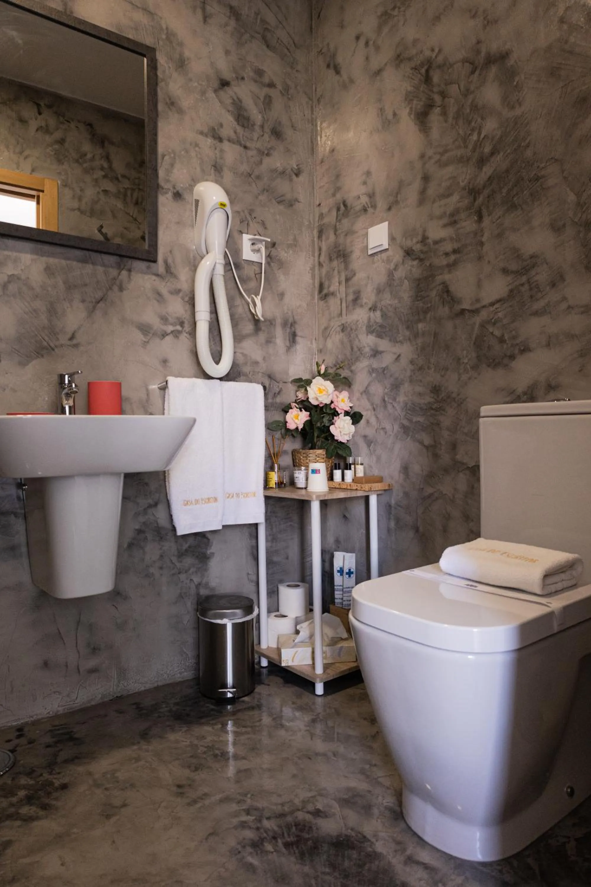 Toilet in Vintage Guest House - Casa do Escritor