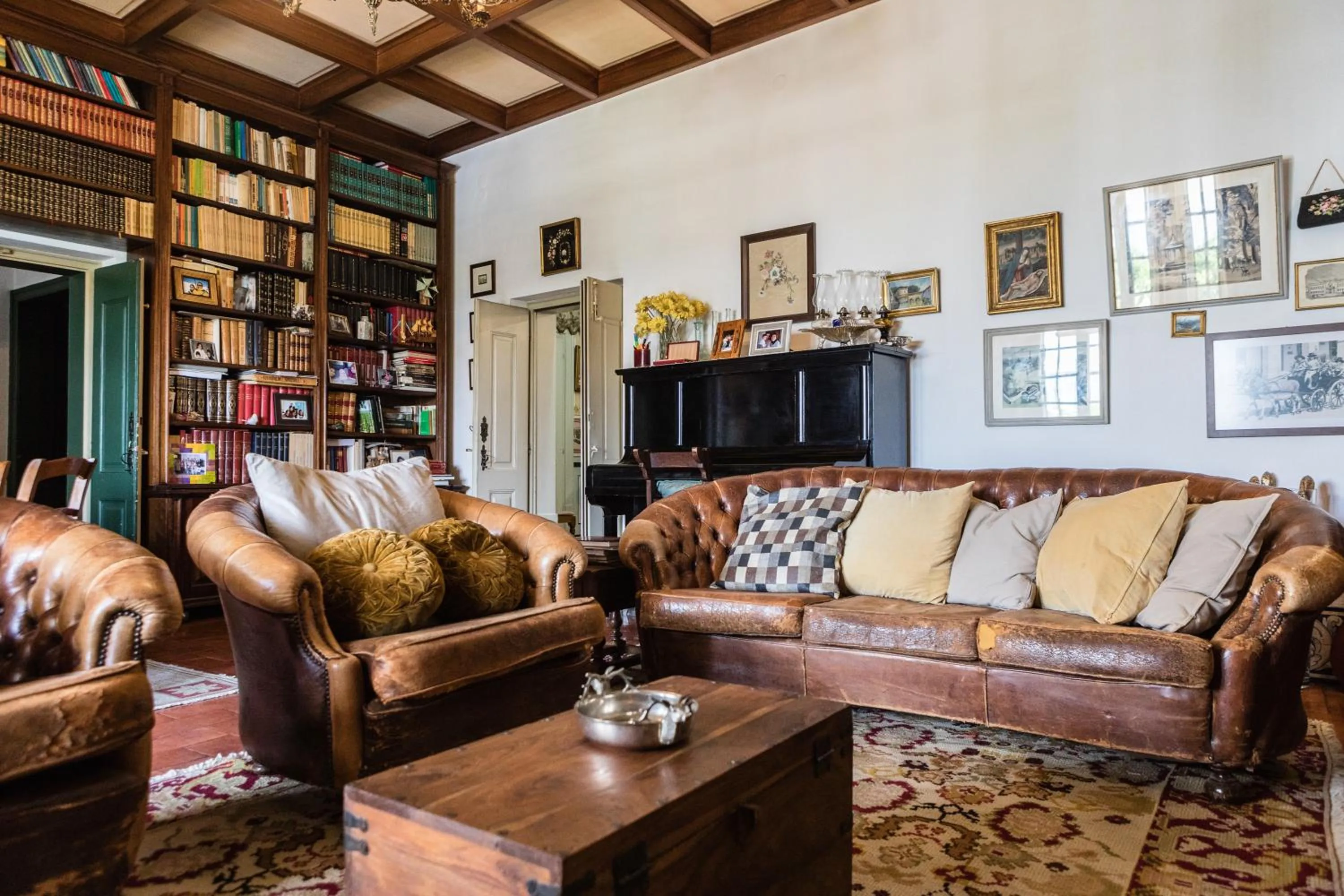 Library in Vintage Guest House - Casa do Escritor