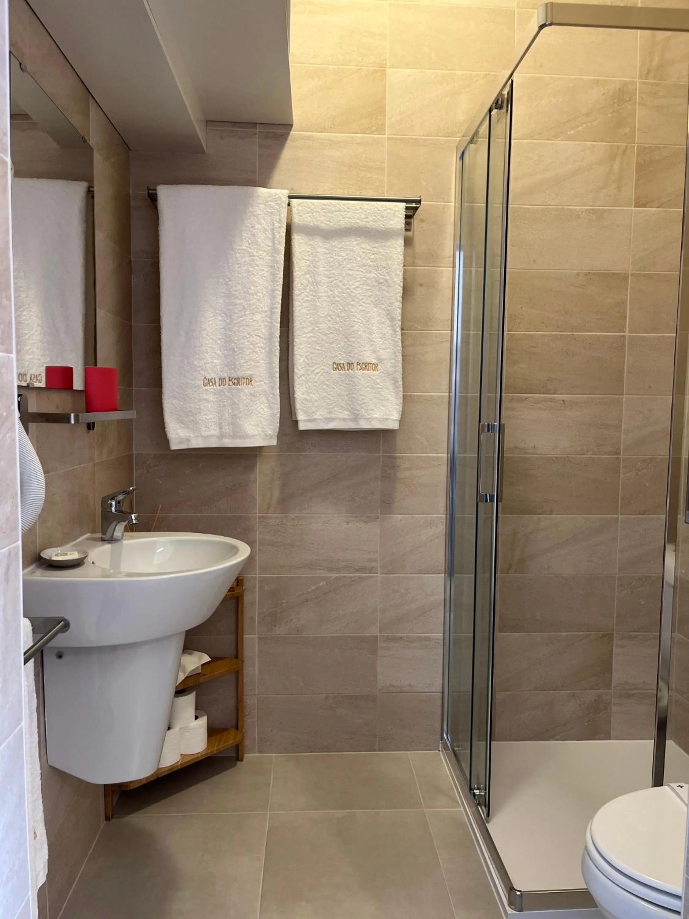 Toilet in Vintage Guest House - Casa do Escritor