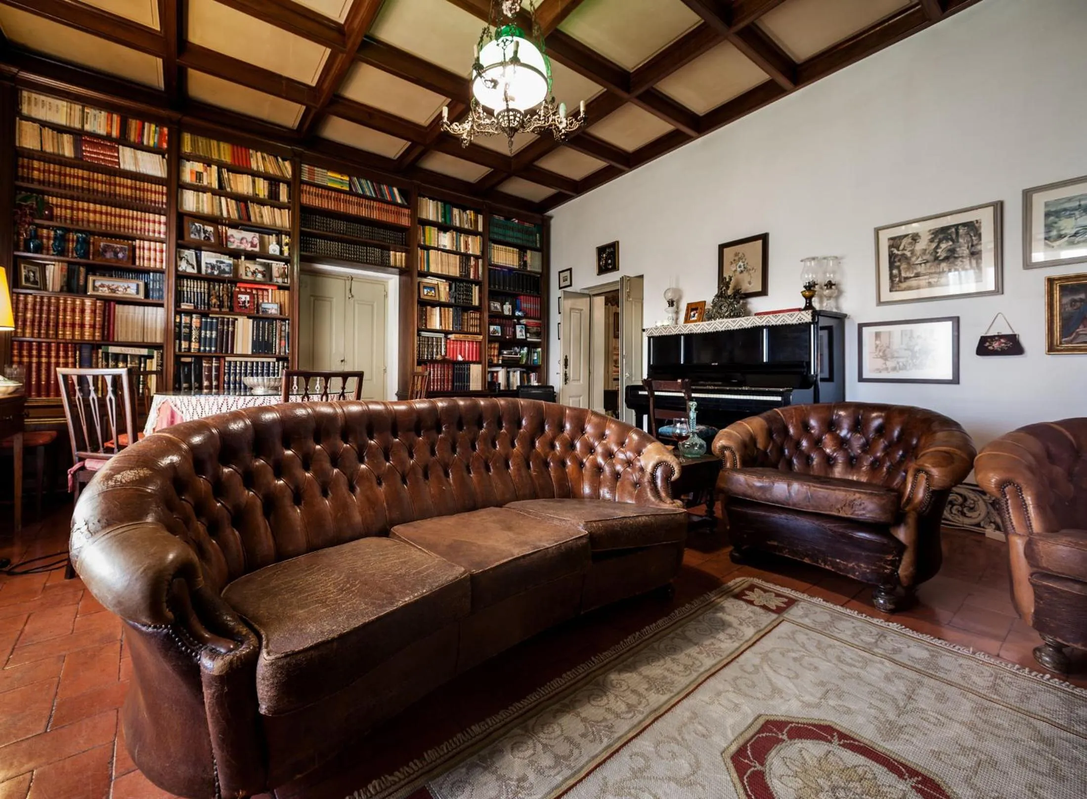 Communal lounge/ TV room in Vintage Guest House - Casa do Escritor