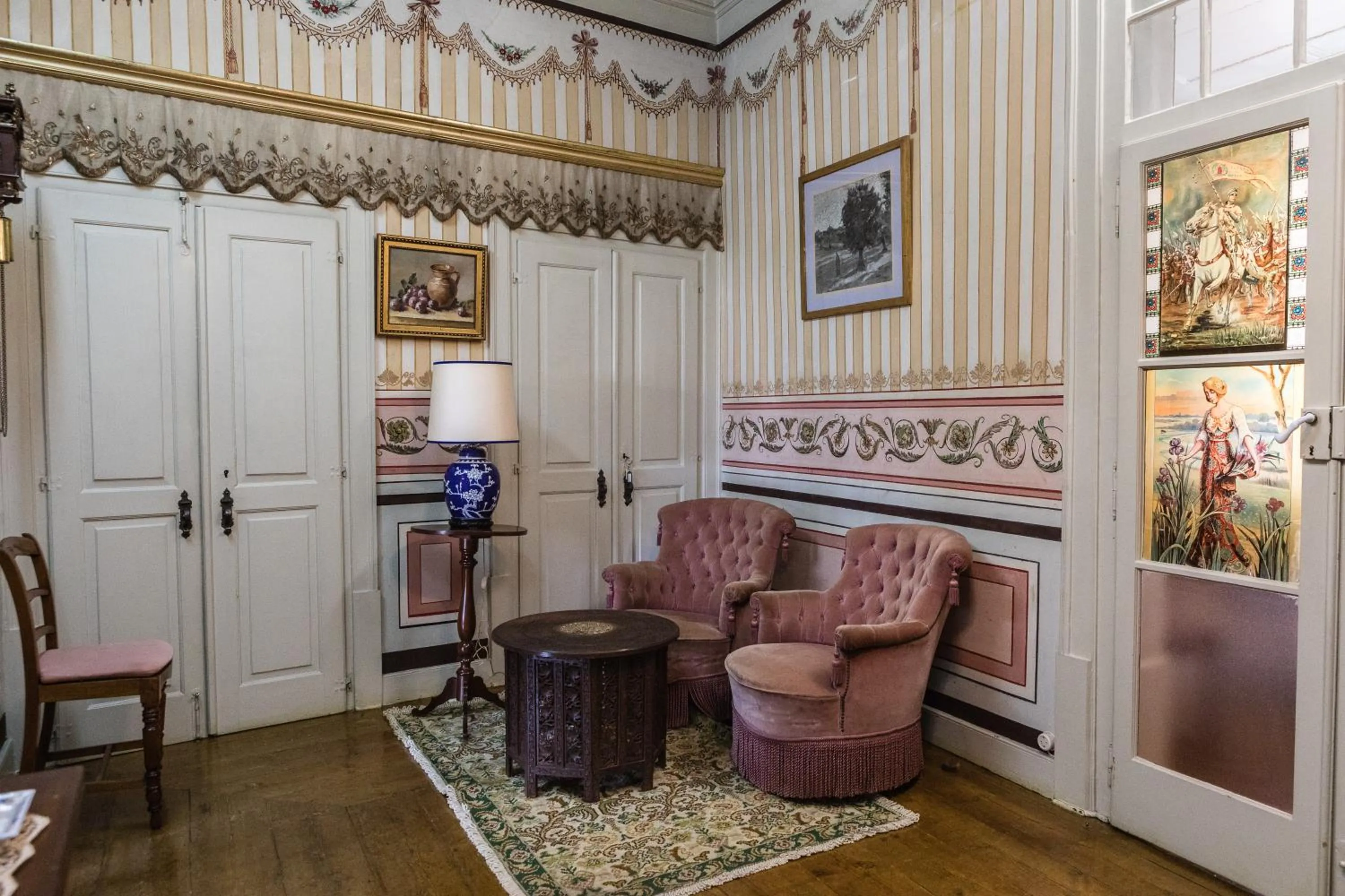 Communal lounge/ TV room in Vintage Guest House - Casa do Escritor