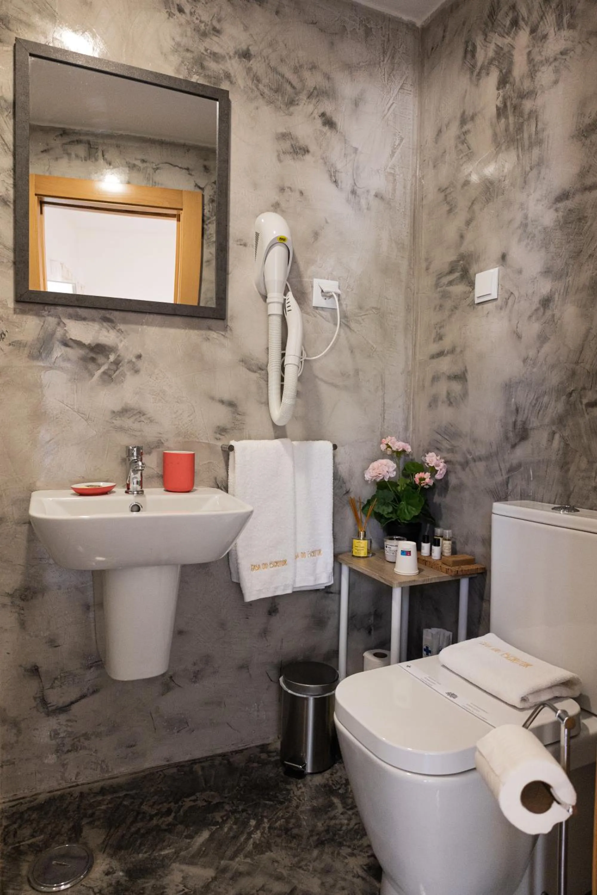 Toilet in Vintage Guest House - Casa do Escritor