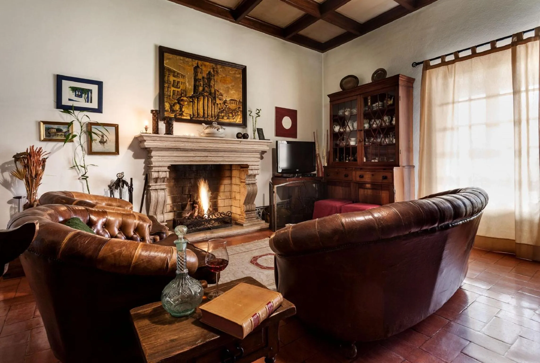 Communal lounge/ TV room in Vintage Guest House - Casa do Escritor