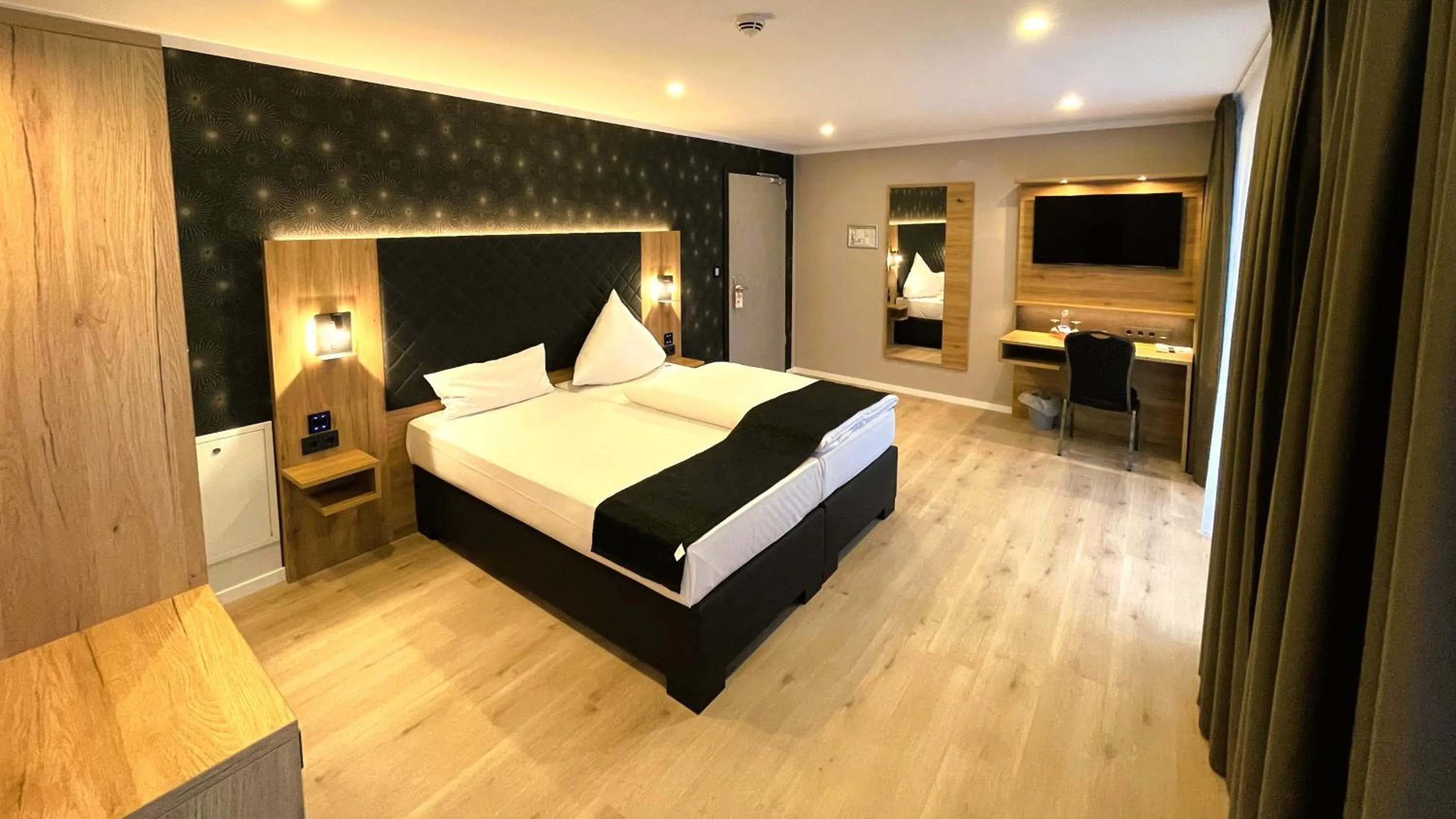 Photo of the whole room, Bed in Akzent Hotel Tietmeyer & Cross Side