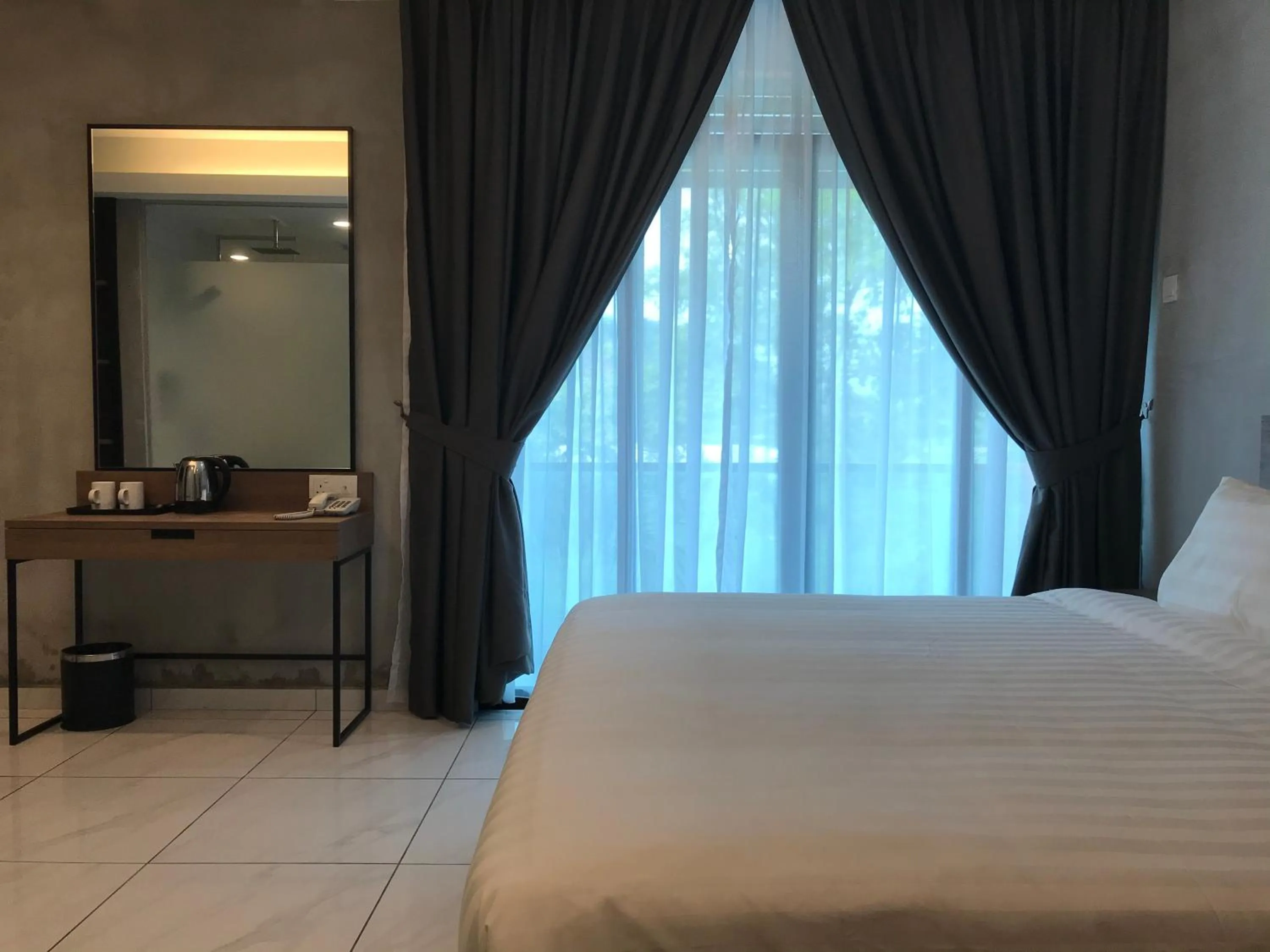 Shower, Bed in Dandelion Inn