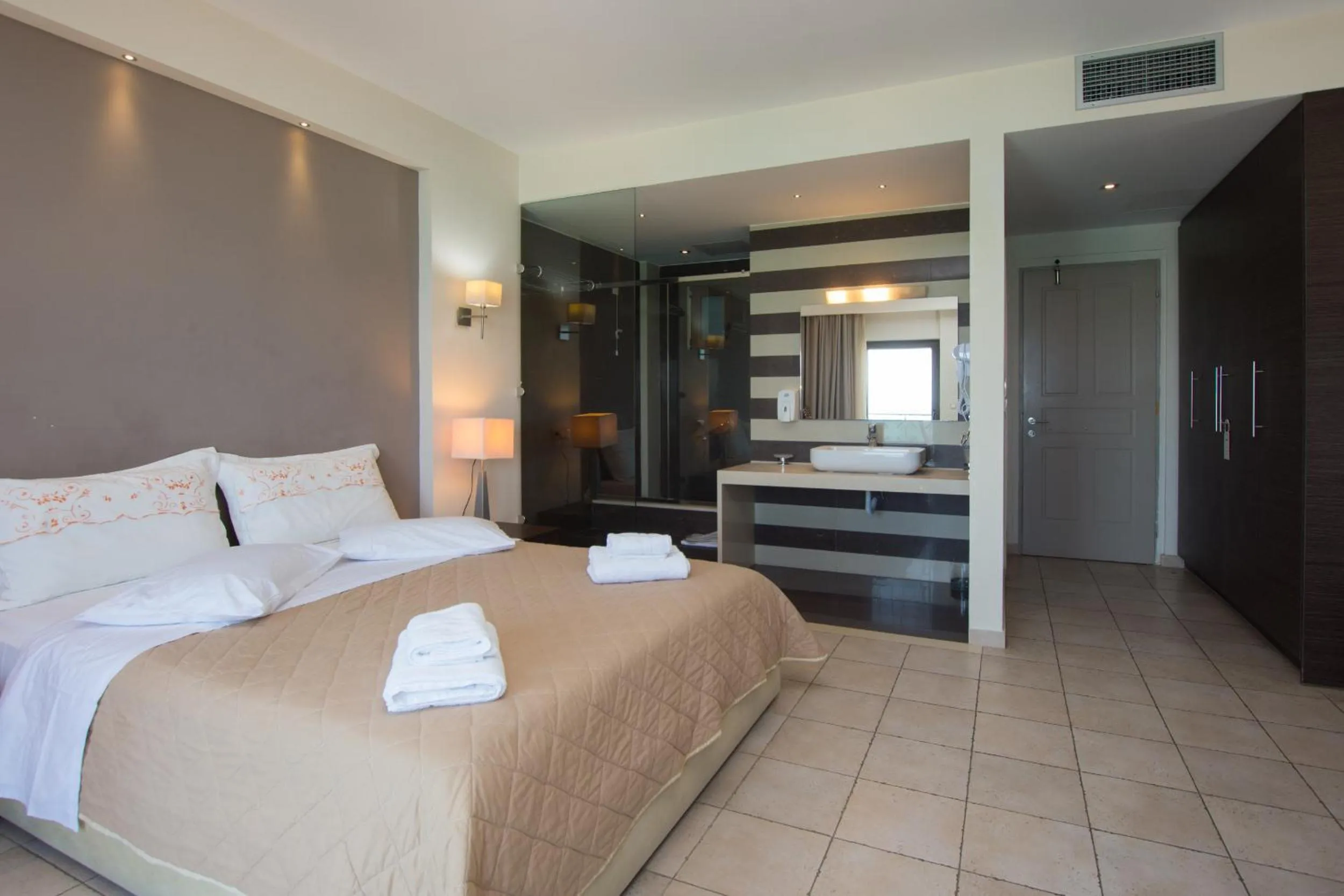 Photo of the whole room, Bed in Dali