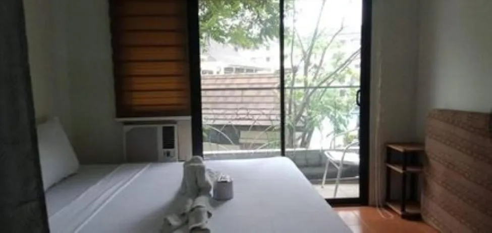 Bed in ONE OASIS B2 back of SM MALL free pool wifi