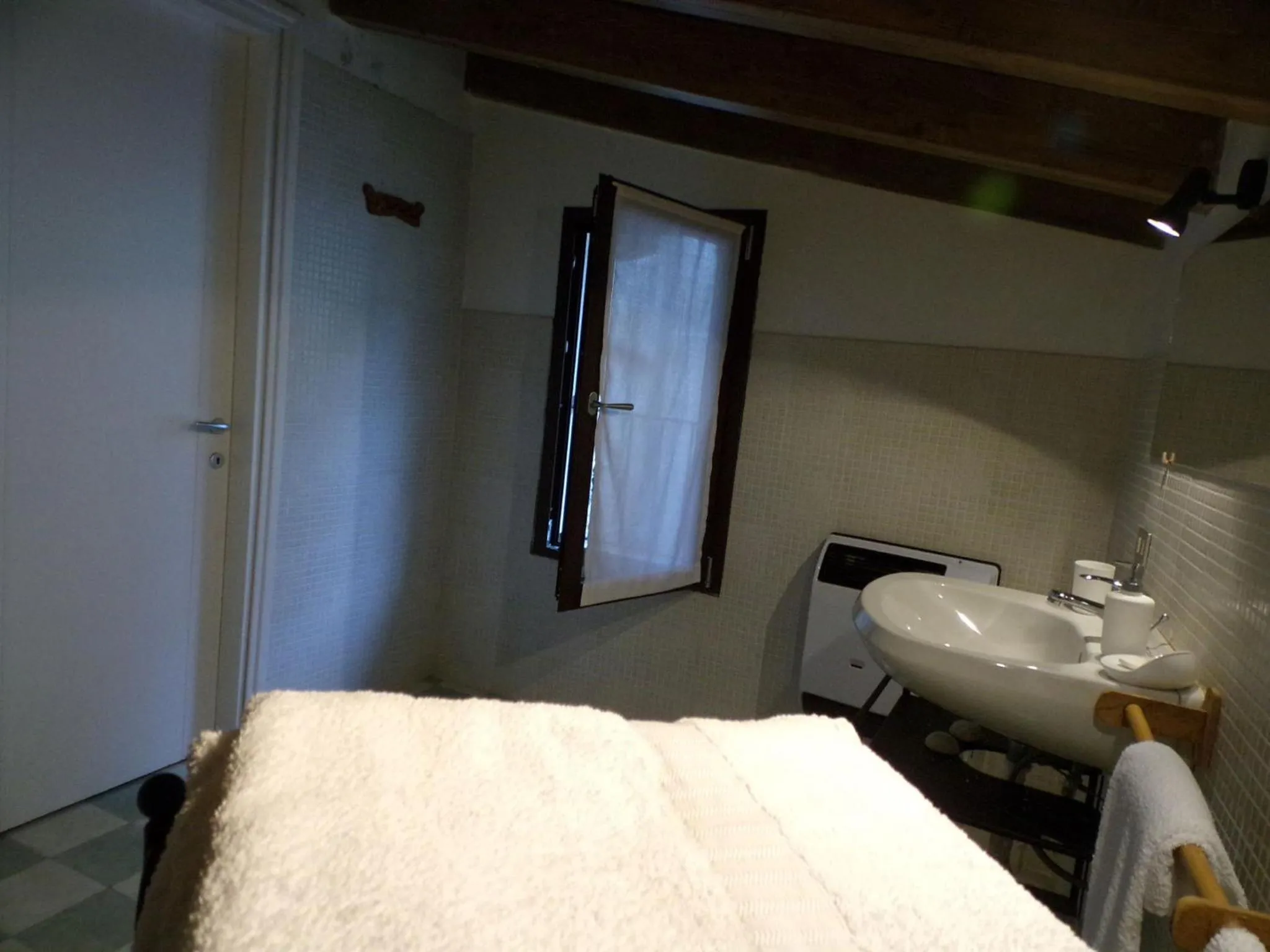 Bathroom, Bed in B&B Rocca di Bajedo