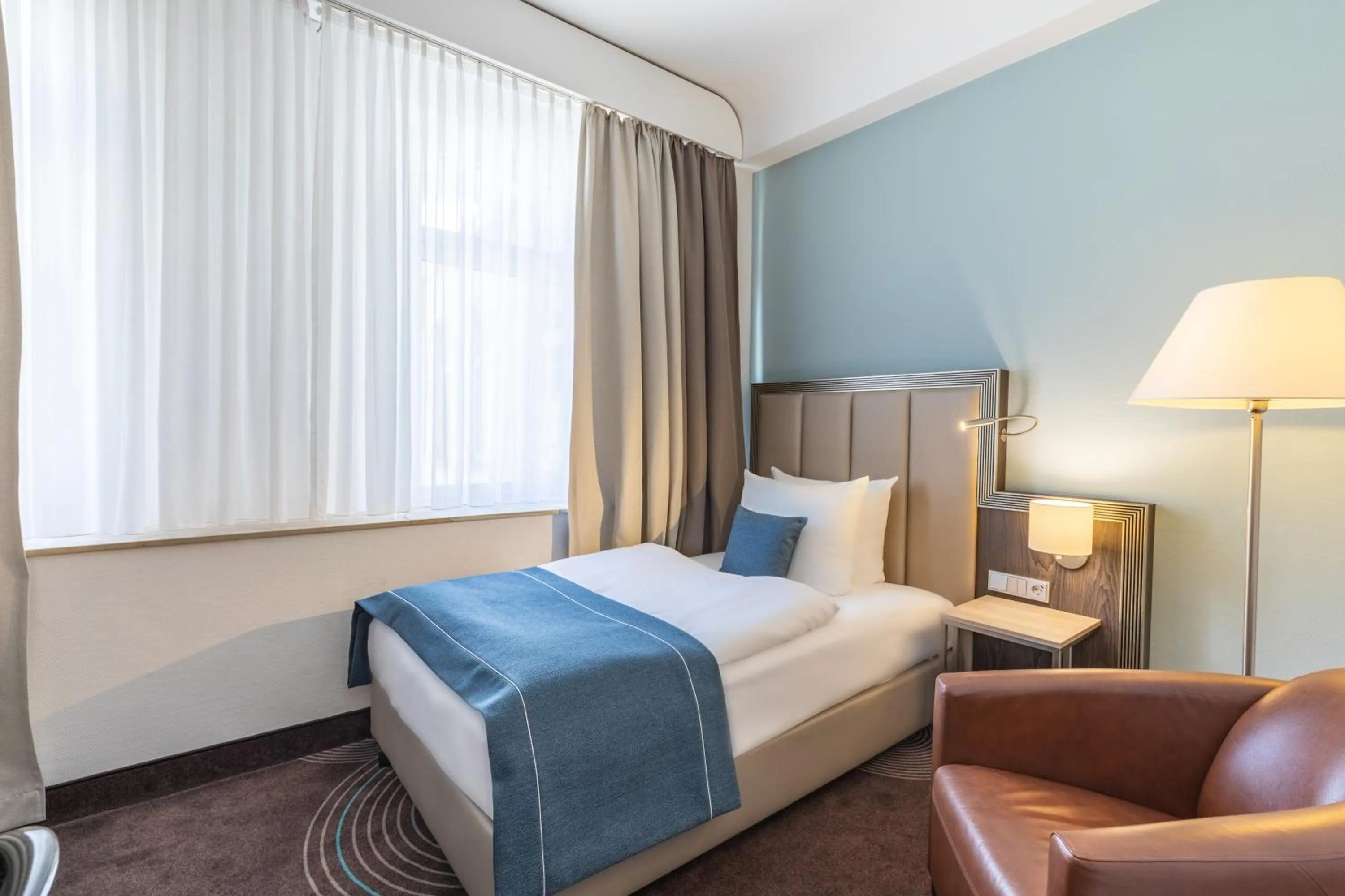 Photo of the whole room, Bed in Garner Hotel Essen - Handelshof by IHG