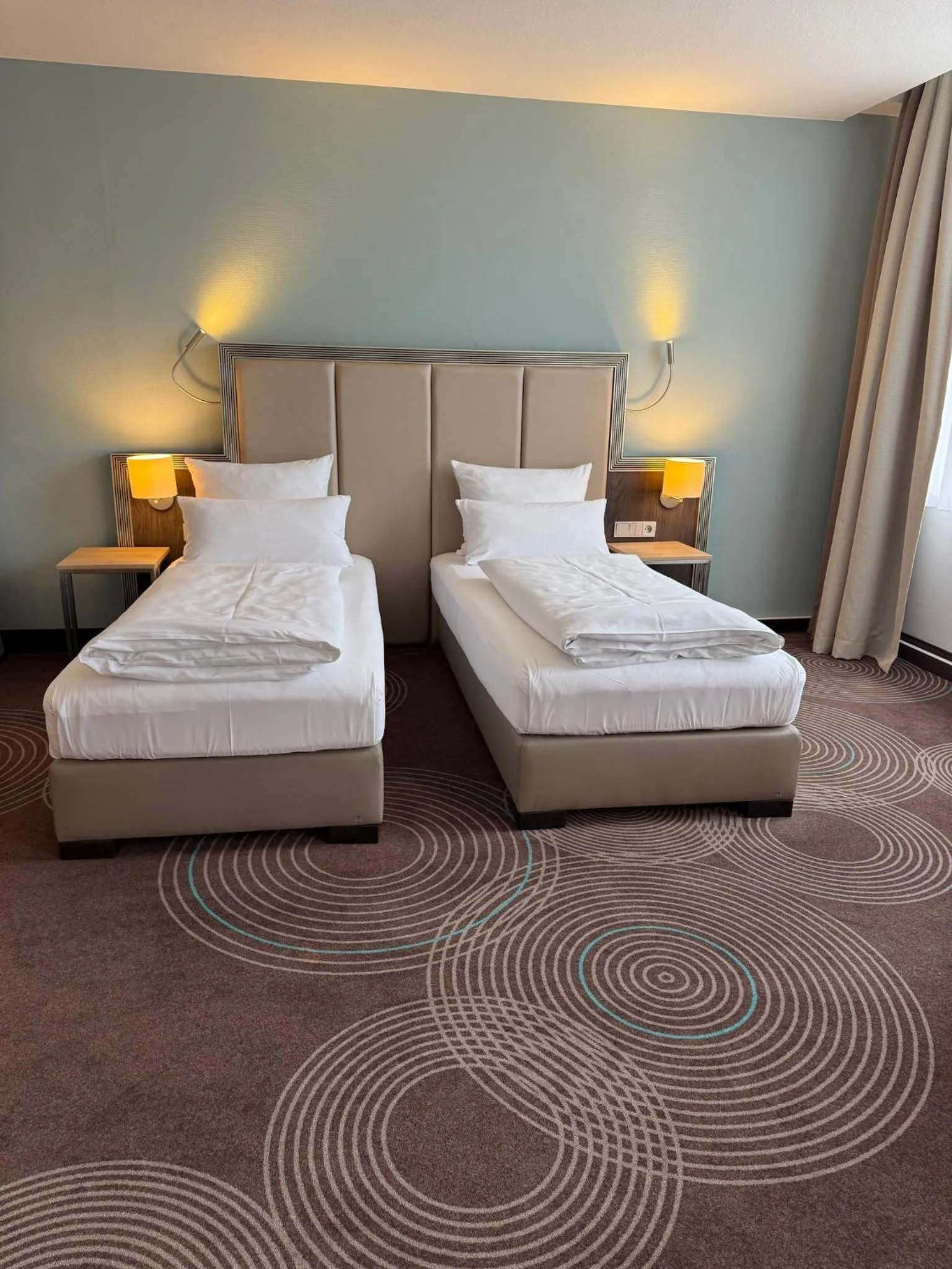 Photo of the whole room, Bed in Garner Hotel Essen - Handelshof by IHG