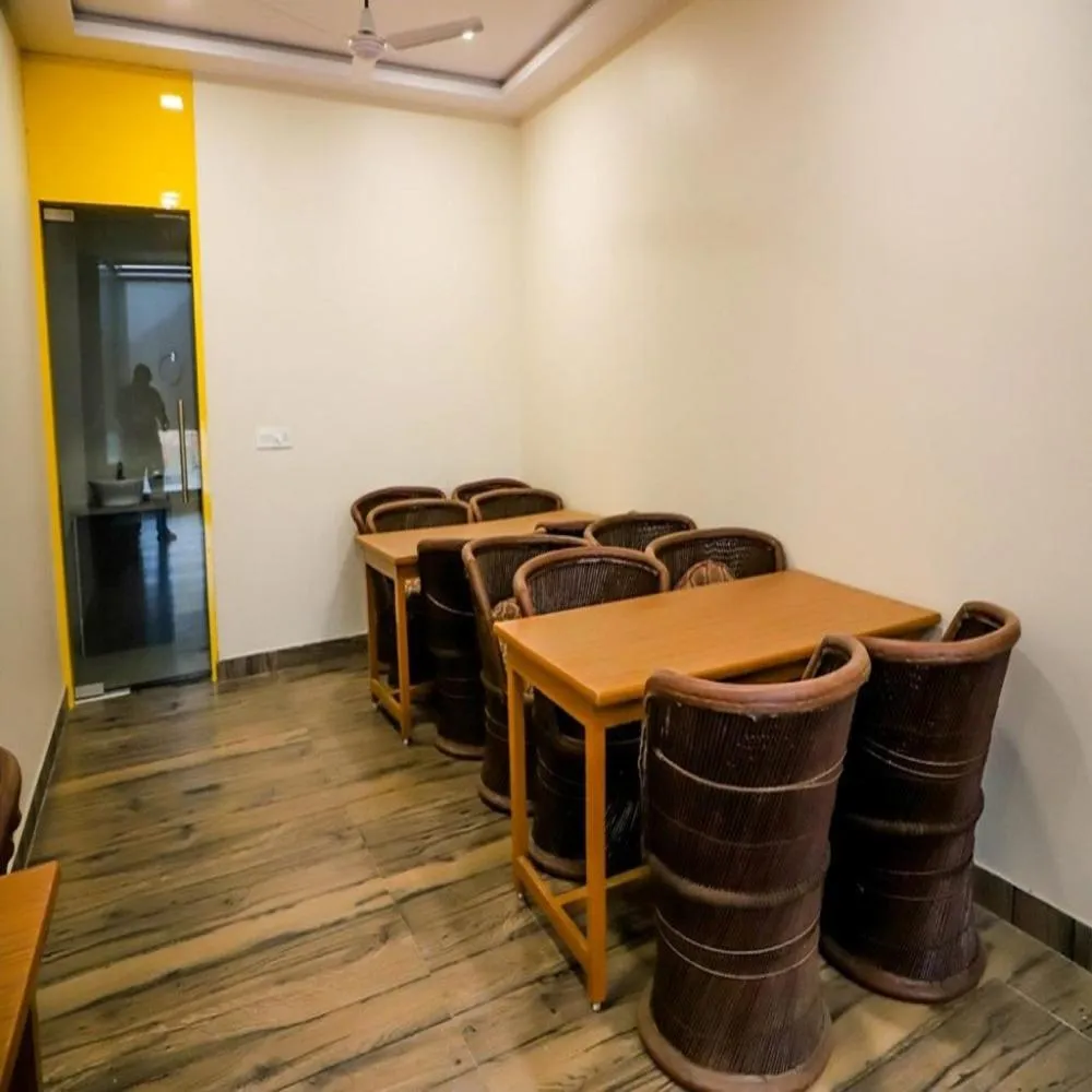 Restaurant/places to eat in Komal Inn