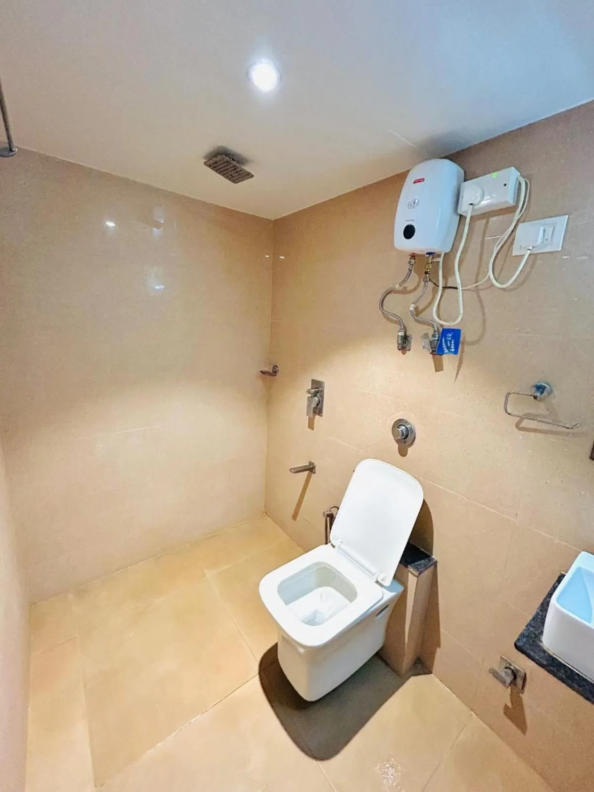 Bathroom in Hotel West Inn-Near Mumbai International Airport