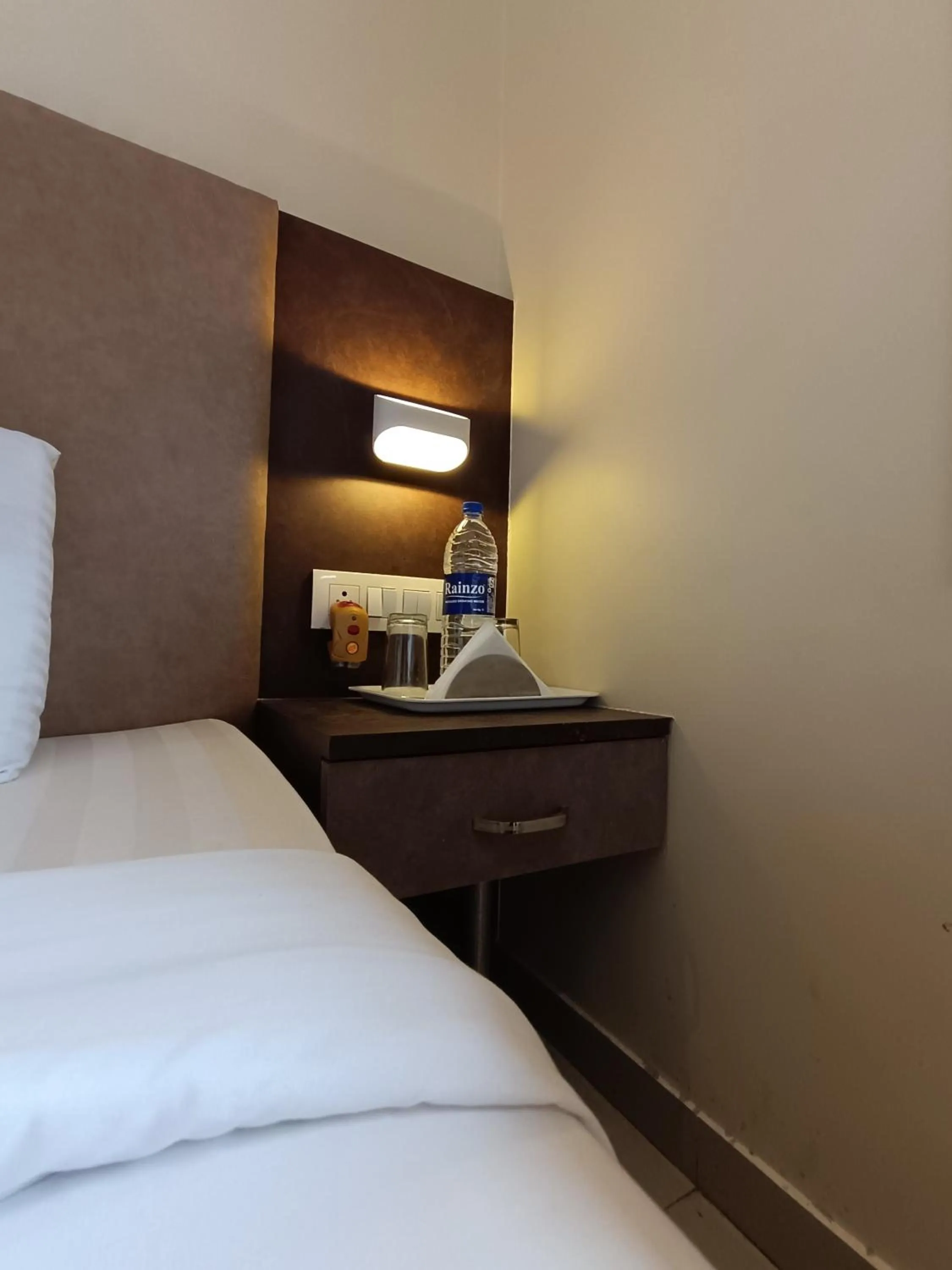 hair dresser, Bed in Hotel West INN-Near Mumbai International Airport