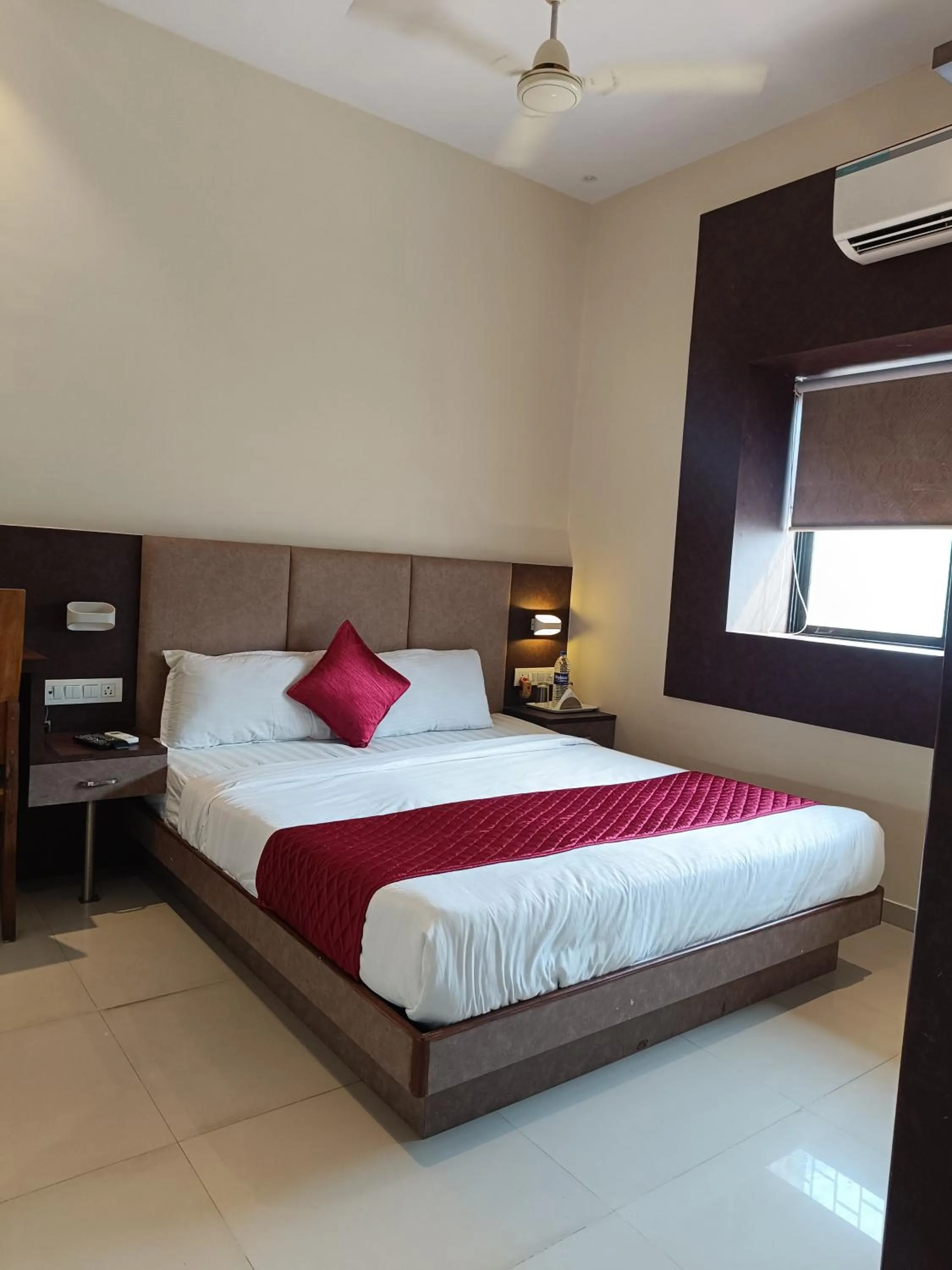 Bed in Hotel West INN-Near Mumbai International Airport