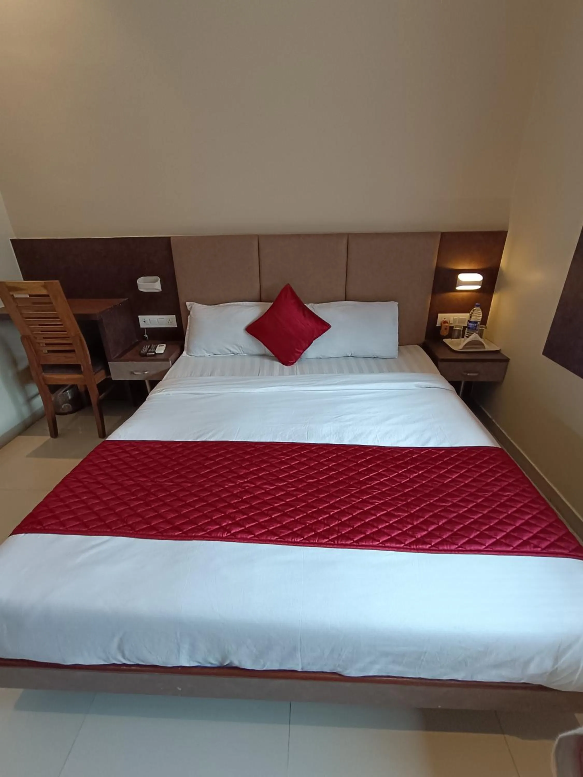 Bed in Hotel West INN-Near Mumbai International Airport