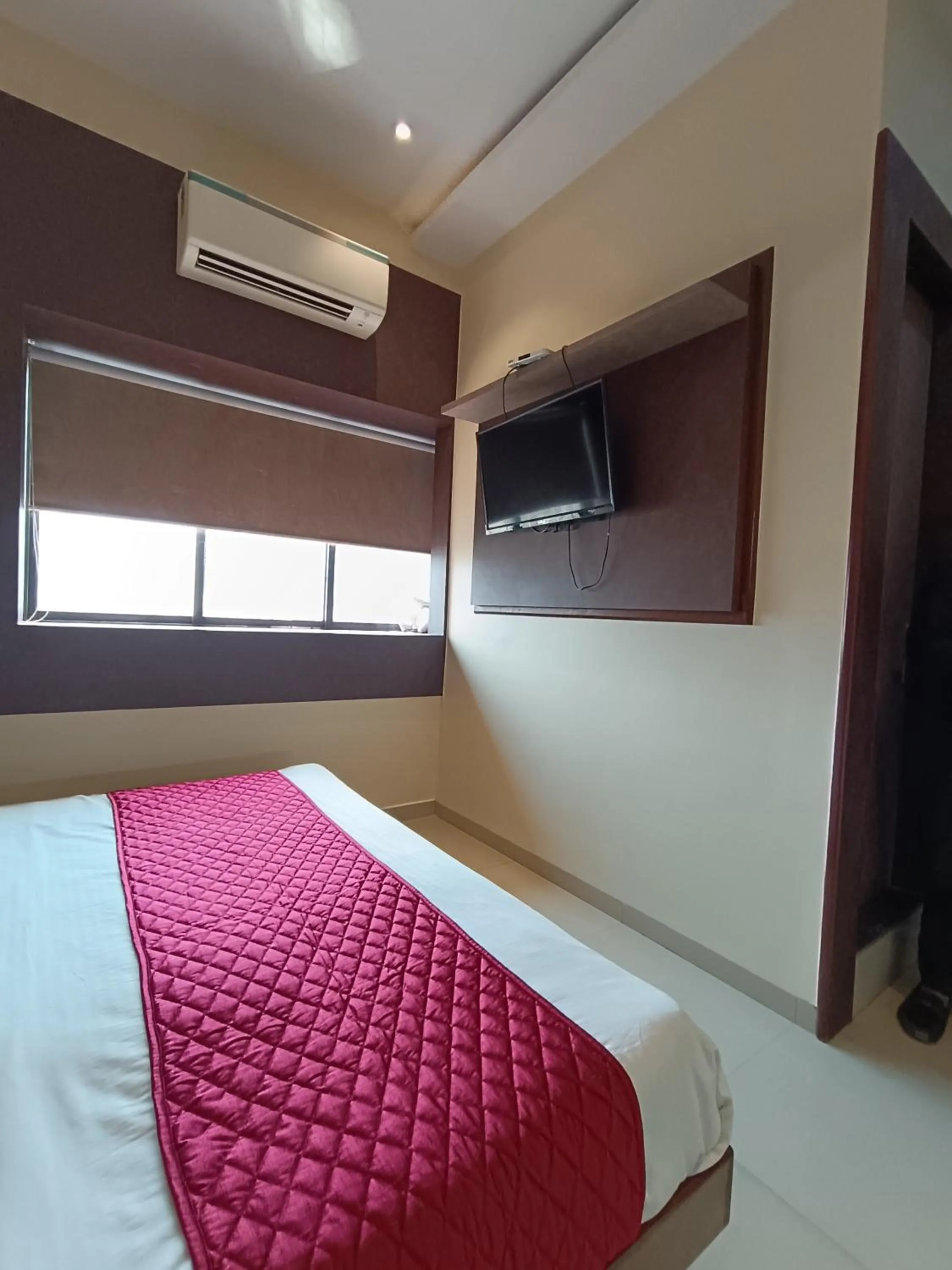 Bed in Hotel West INN-Near Mumbai International Airport