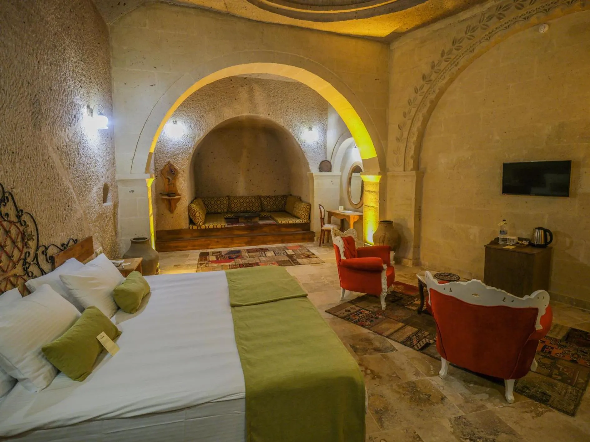 Kalsedon Cave Suites