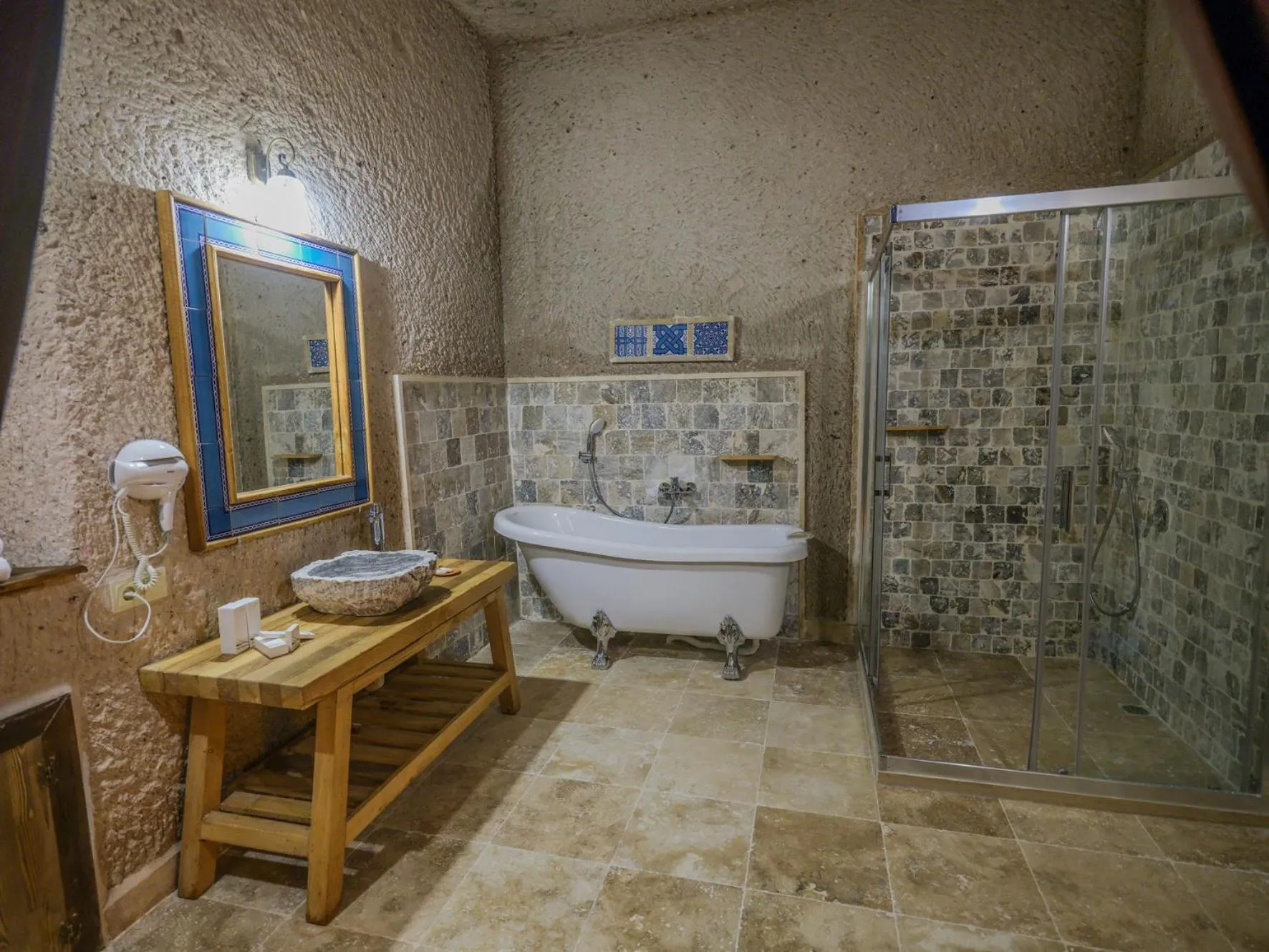 Kalsedon Cave Suites