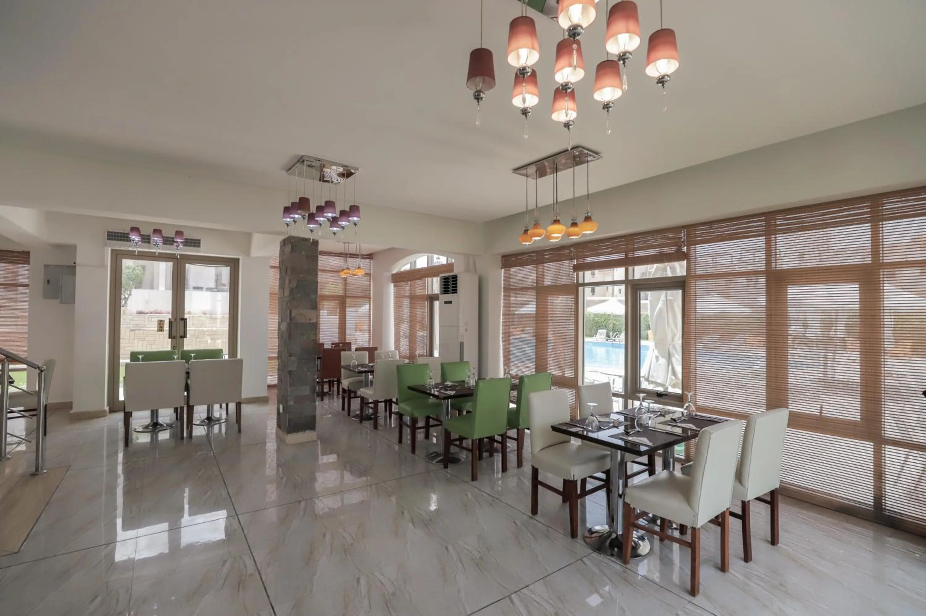 Restaurant/places to eat in Green Leaves Hotel